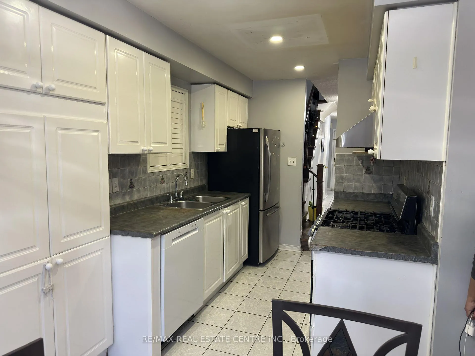 Photo 3 of 40 Ridgefield Court, Brampton, Vales of Castlemore — HOMEH