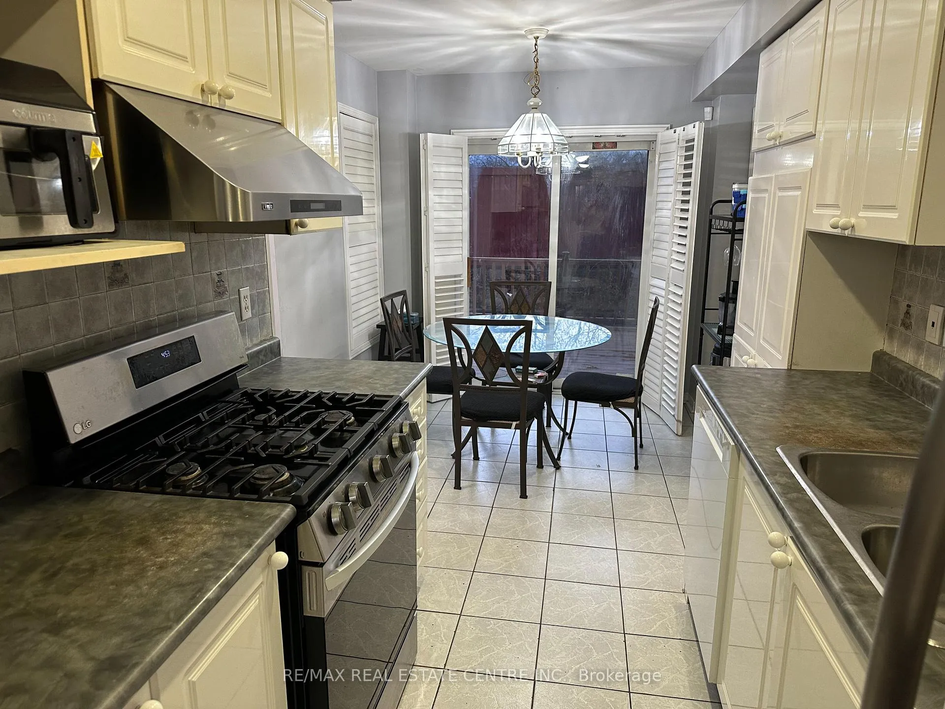 Photo 4 of 40 Ridgefield Court, Brampton, Vales of Castlemore — HOMEH