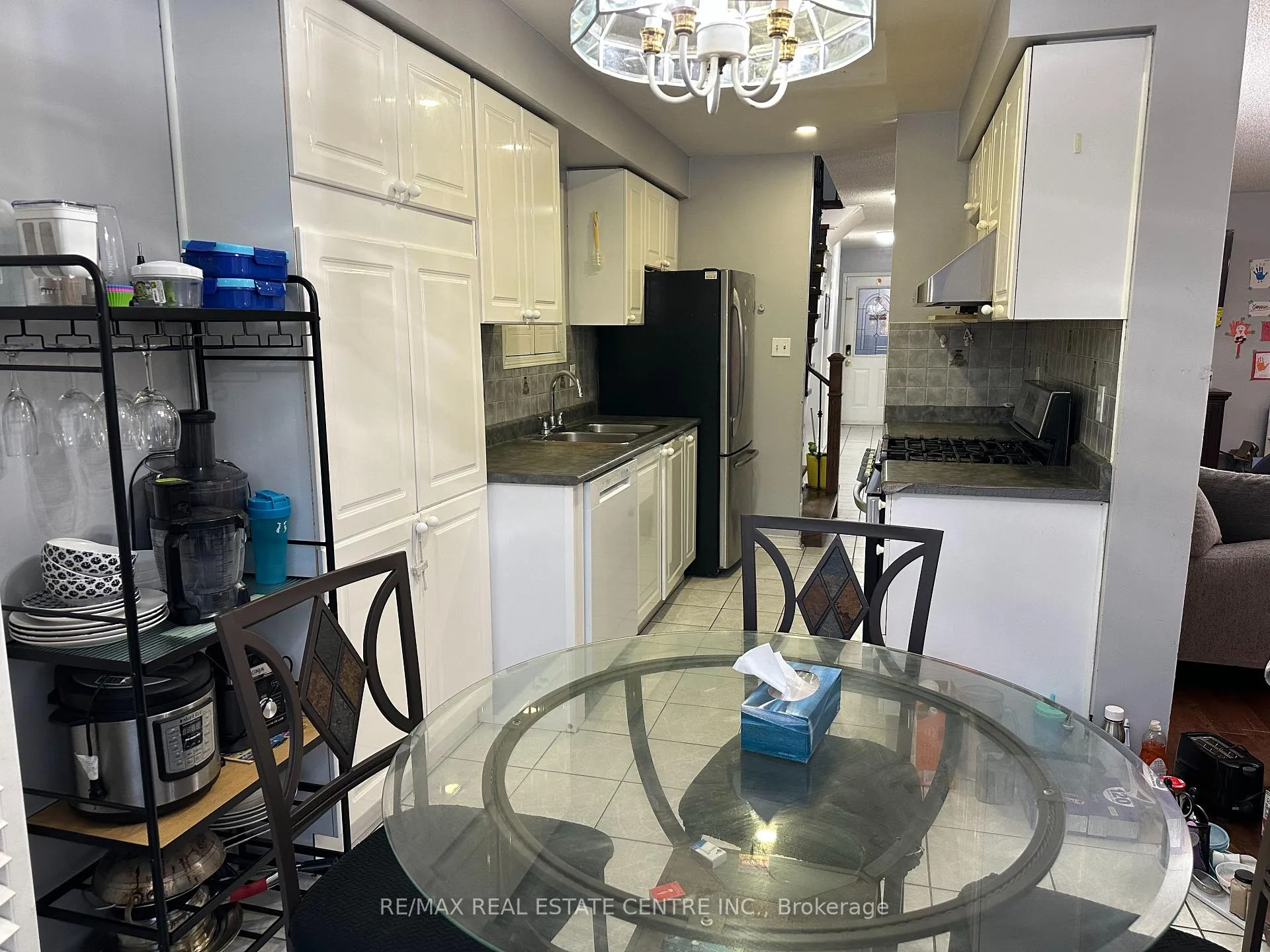Photo 5 of 40 Ridgefield Court, Brampton, Vales of Castlemore — HOMEH