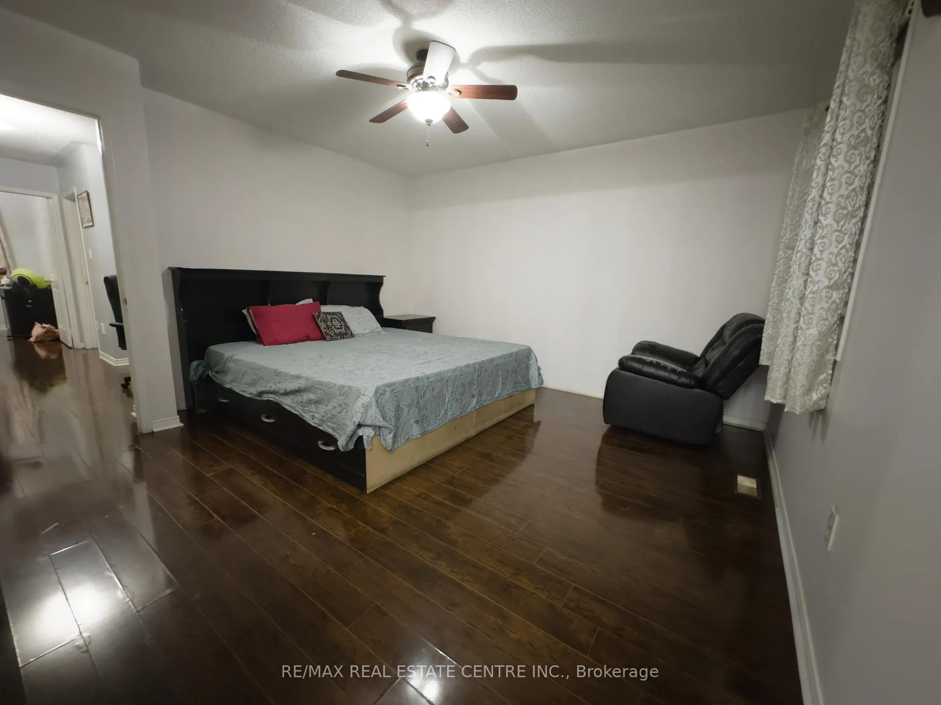 Photo 10 of 40 Ridgefield Court, Brampton, Vales of Castlemore — HOMEH