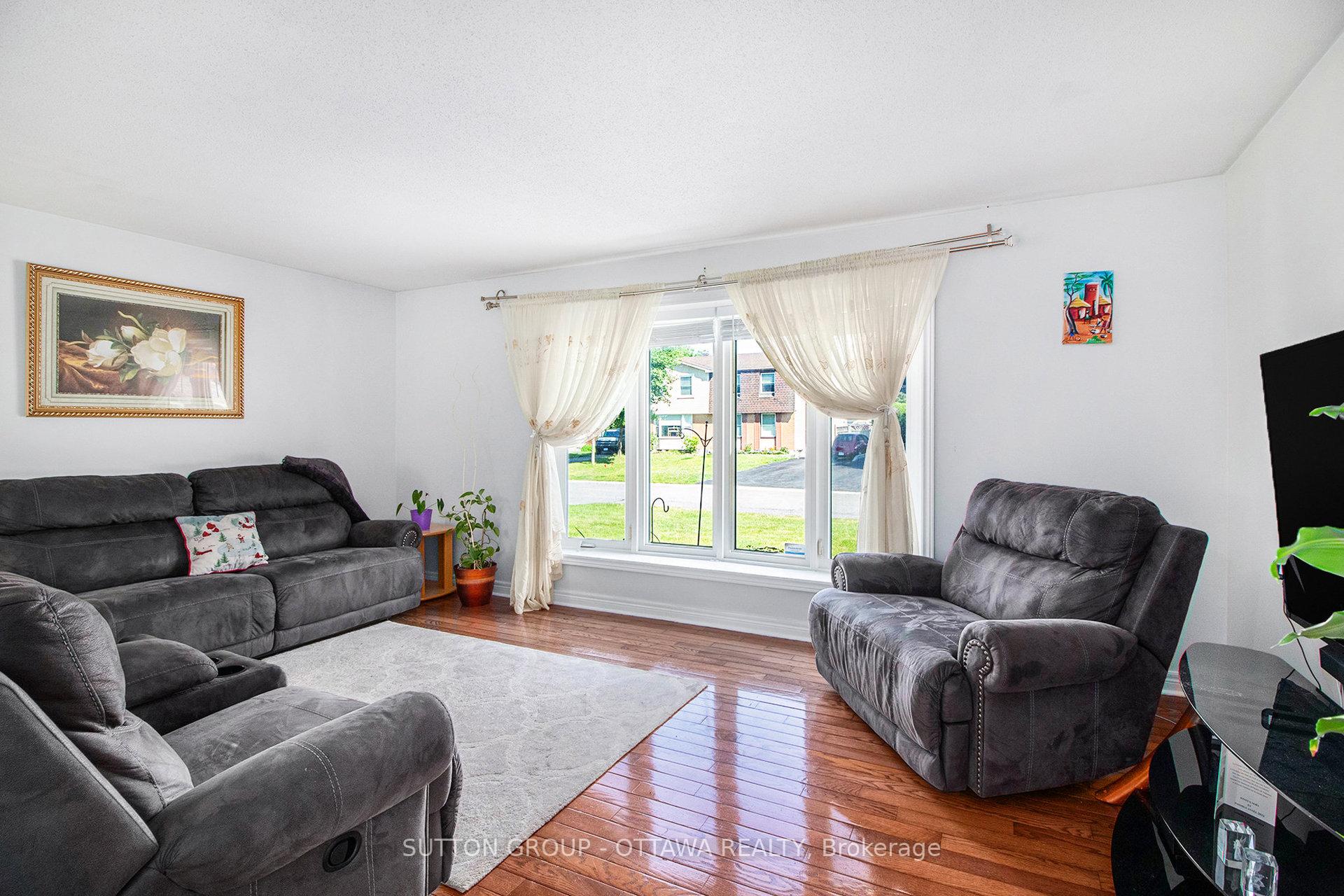 Photo 3 of 848 Borland Drive, Ottawa, Chatelaine Village — HOMEH