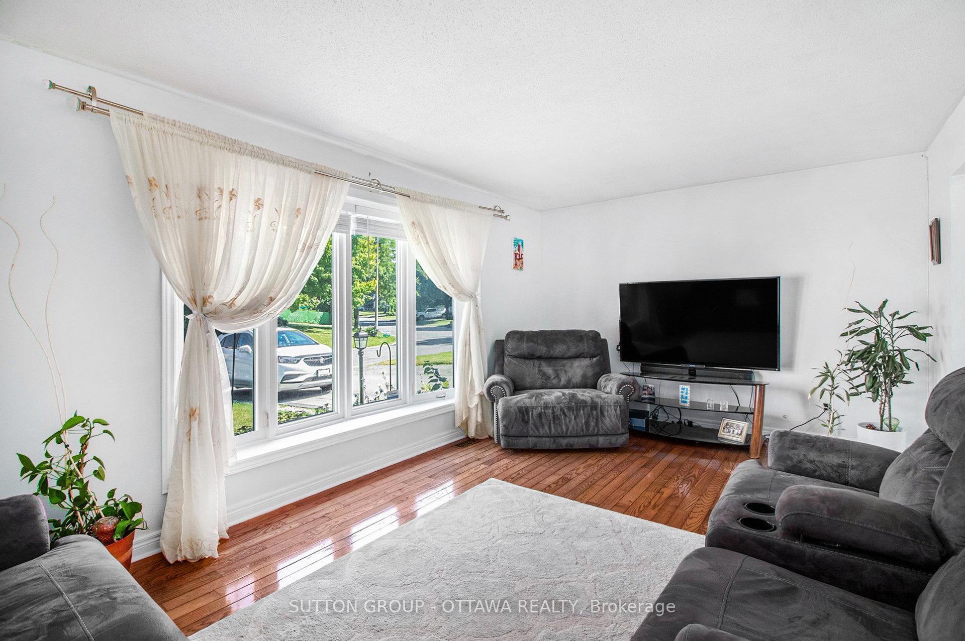 Photo 4 of 848 Borland Drive, Ottawa, Chatelaine Village — HOMEH