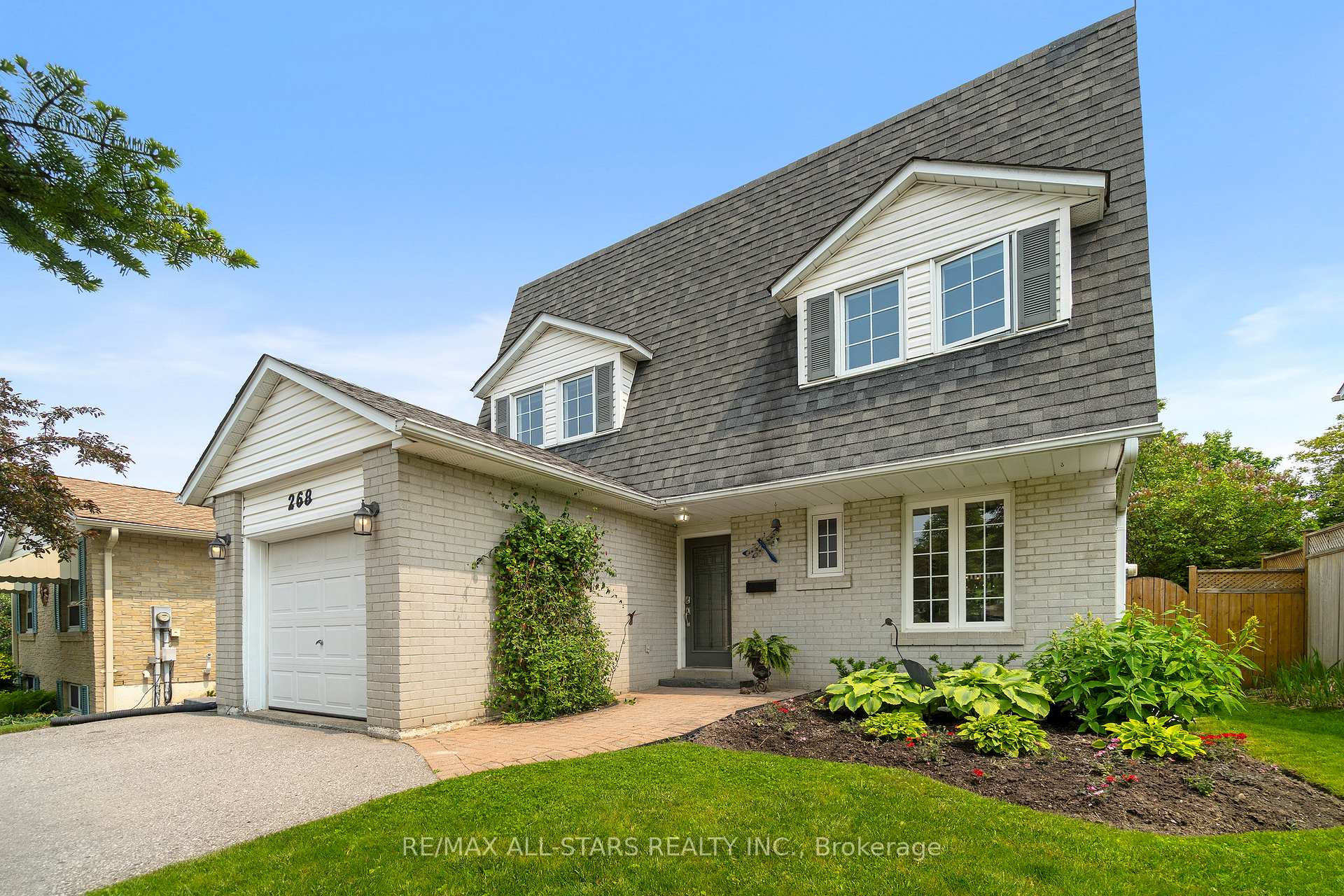 Photo 2 of 268 Currey Crescent, Newmarket, Central Newmarket — HOMEH