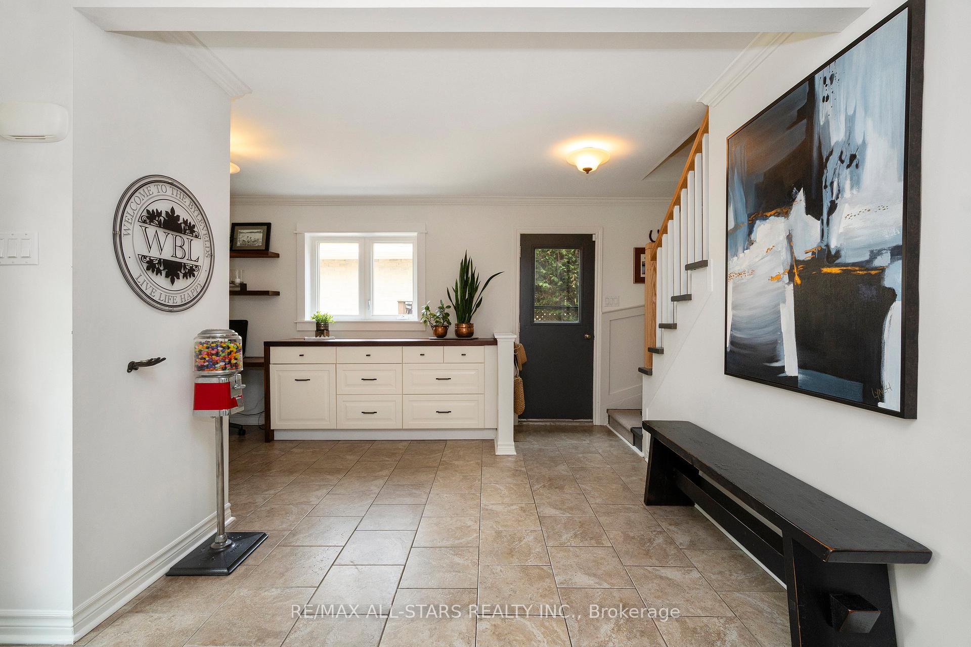 Photo 6 of 268 Currey Crescent, Newmarket, Central Newmarket — HOMEH