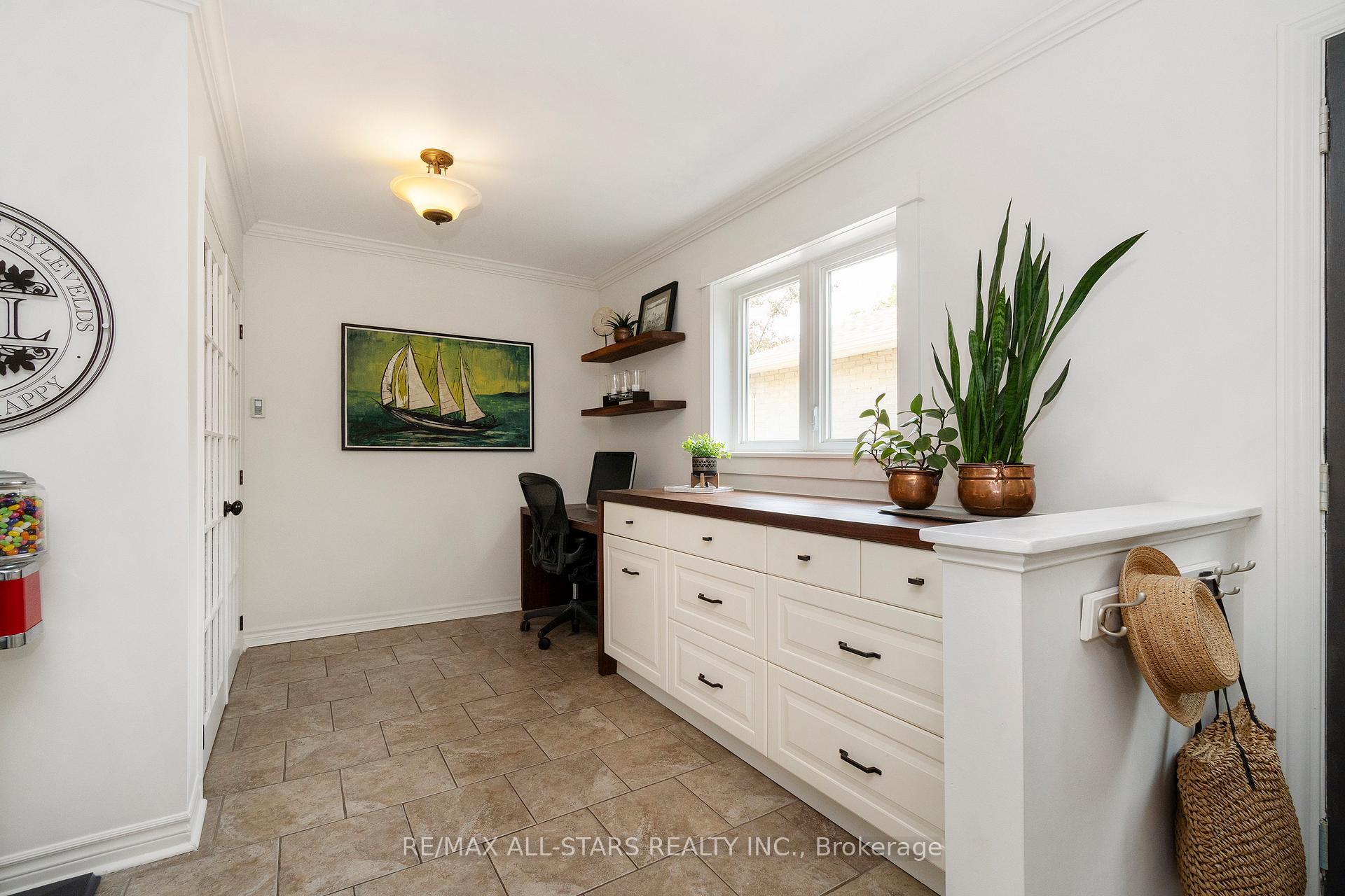 Photo 7 of 268 Currey Crescent, Newmarket, Central Newmarket — HOMEH