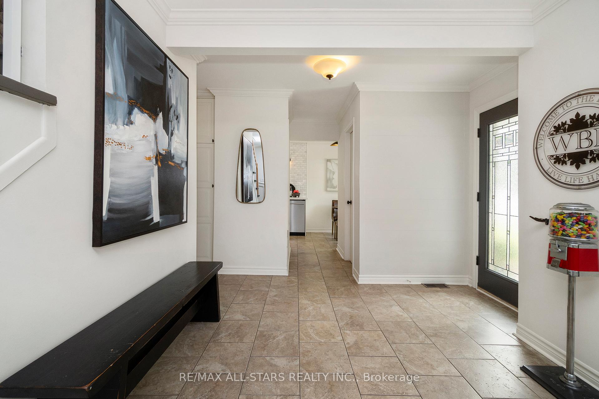 Photo 8 of 268 Currey Crescent, Newmarket, Central Newmarket — HOMEH