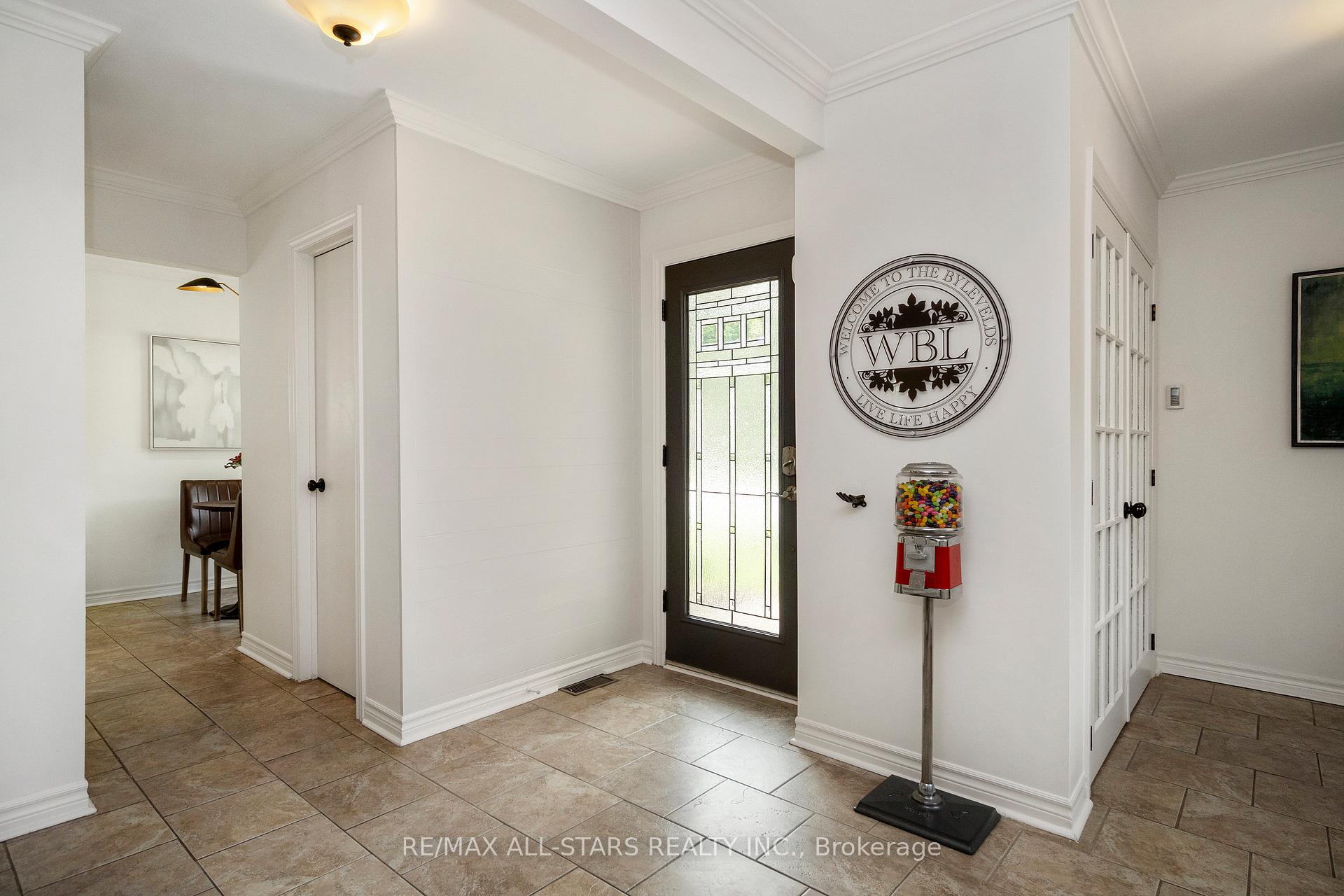 Photo 9 of 268 Currey Crescent, Newmarket, Central Newmarket — HOMEH
