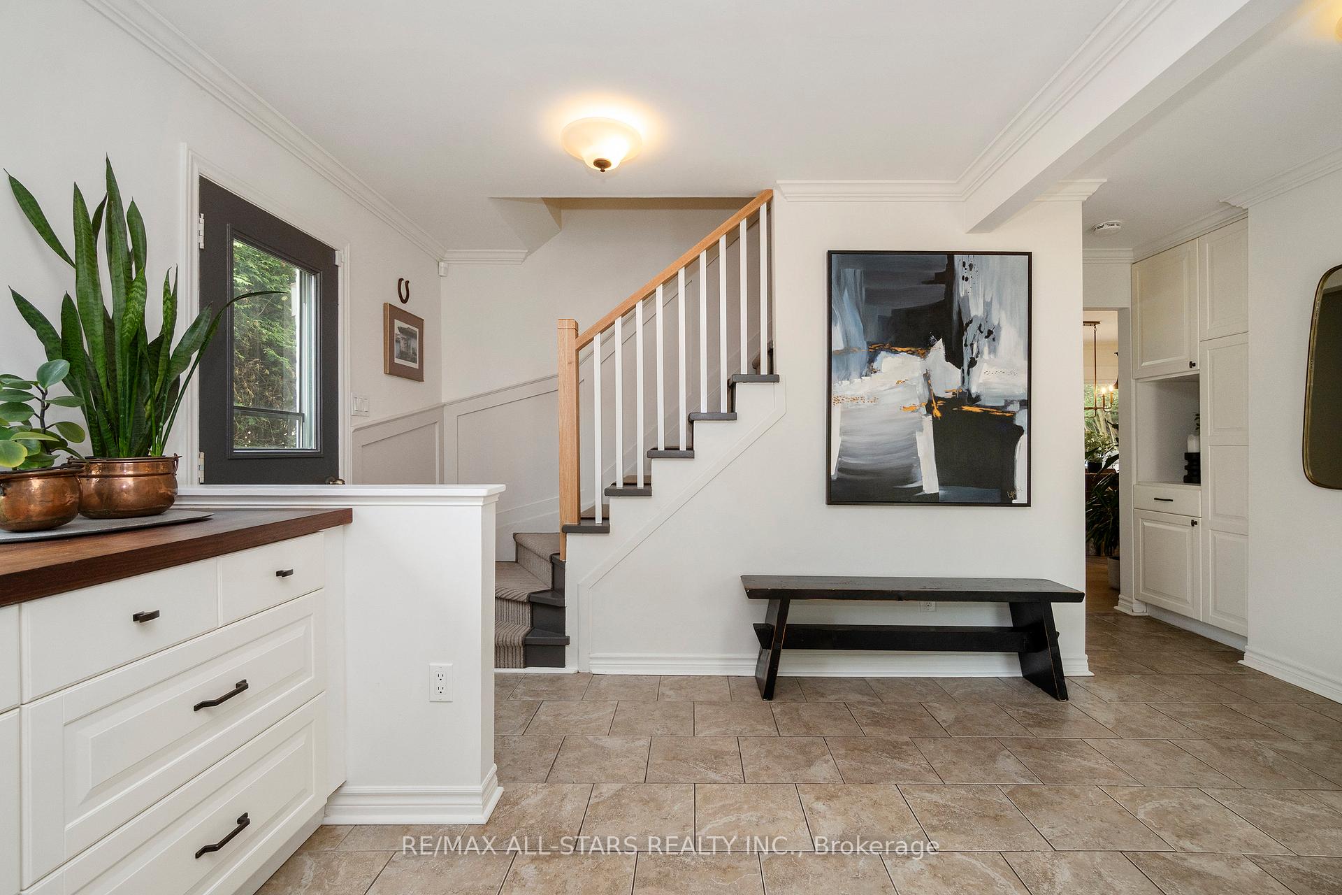 Photo 10 of 268 Currey Crescent, Newmarket, Central Newmarket — HOMEH