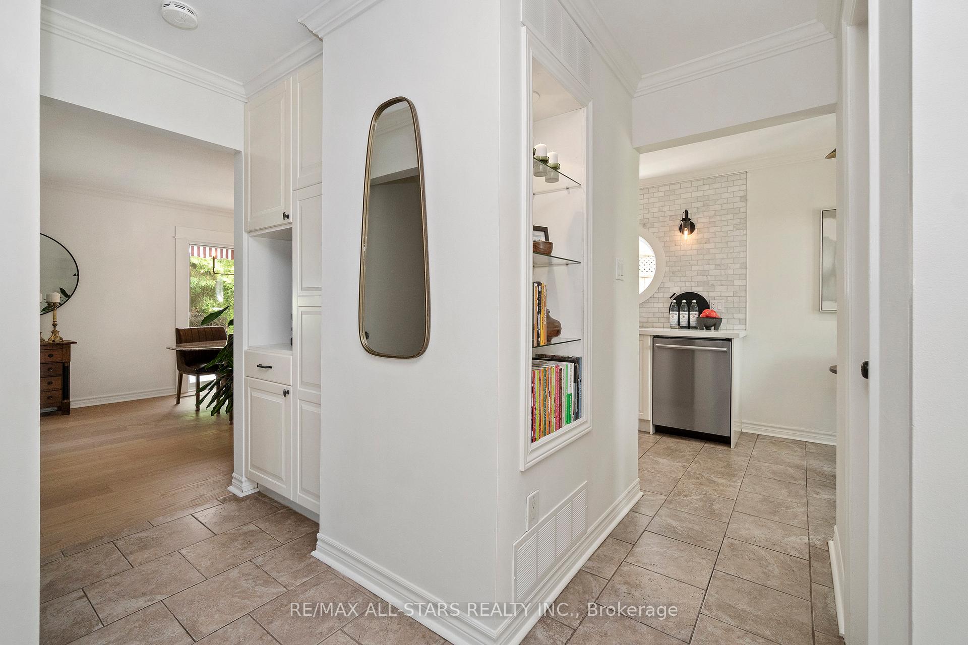 Photo 11 of 268 Currey Crescent, Newmarket, Central Newmarket — HOMEH