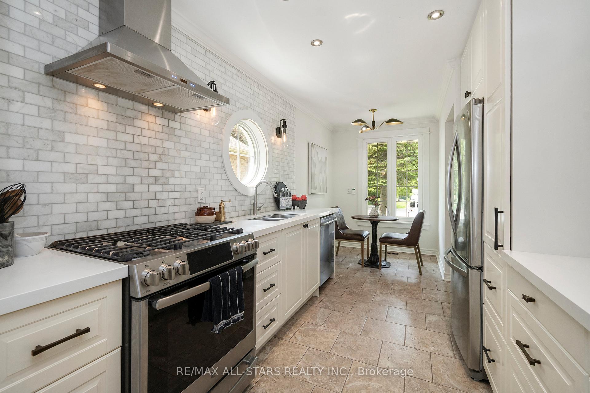 Photo 14 of 268 Currey Crescent, Newmarket, Central Newmarket — HOMEH