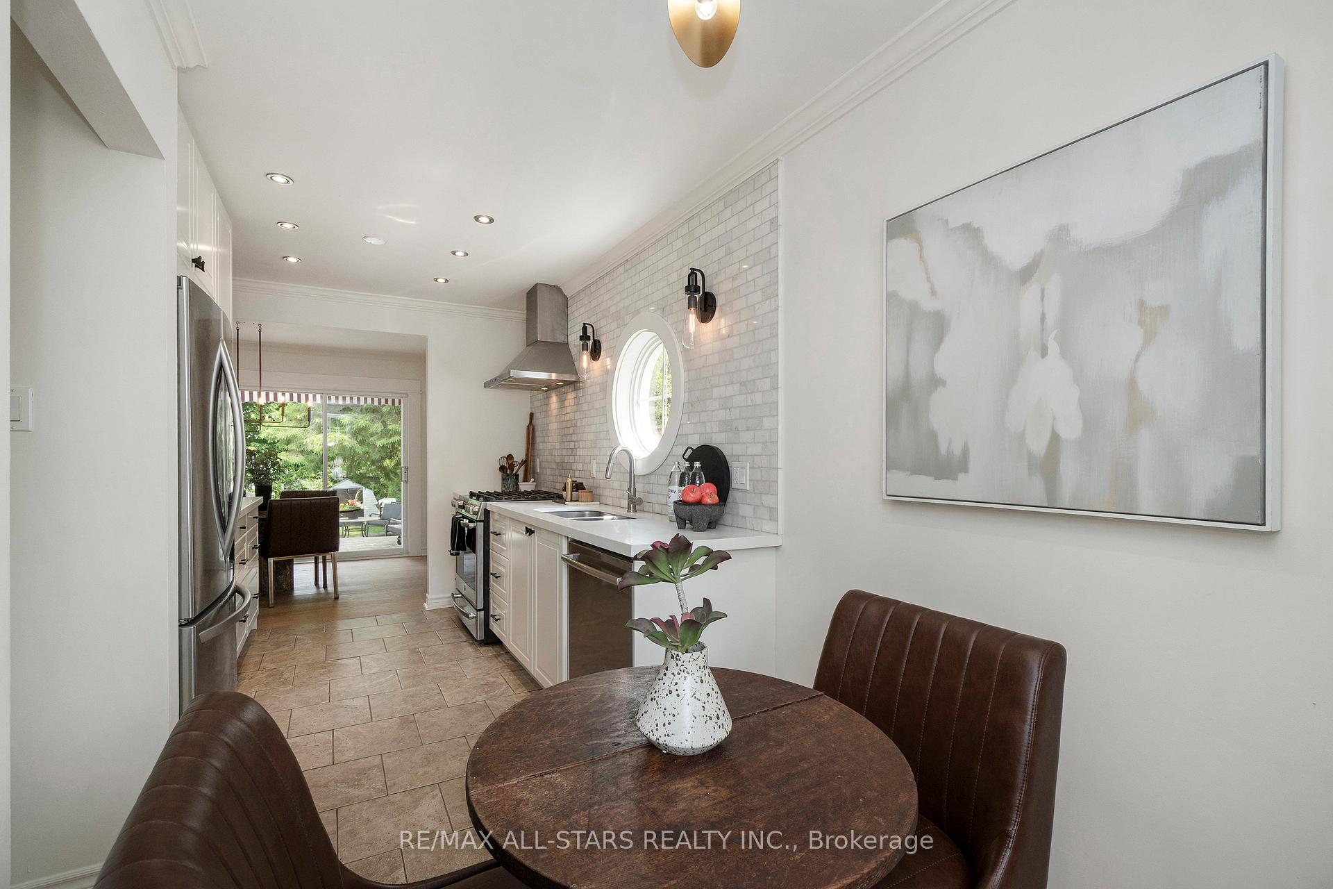 Photo 15 of 268 Currey Crescent, Newmarket, Central Newmarket — HOMEH