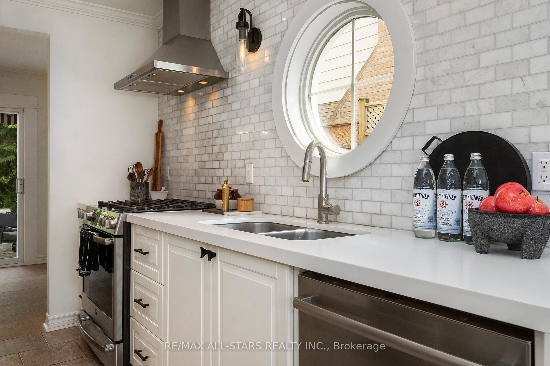 Photo 17 of 268 Currey Crescent, Newmarket, Central Newmarket — HOMEH