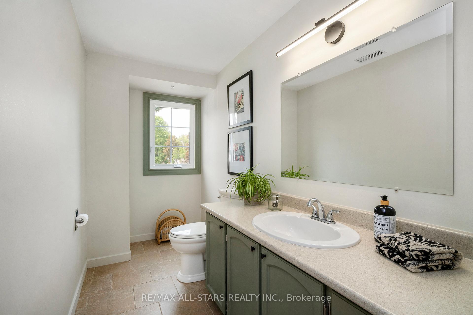 Photo 36 of 268 Currey Crescent, Newmarket, Central Newmarket — HOMEH
