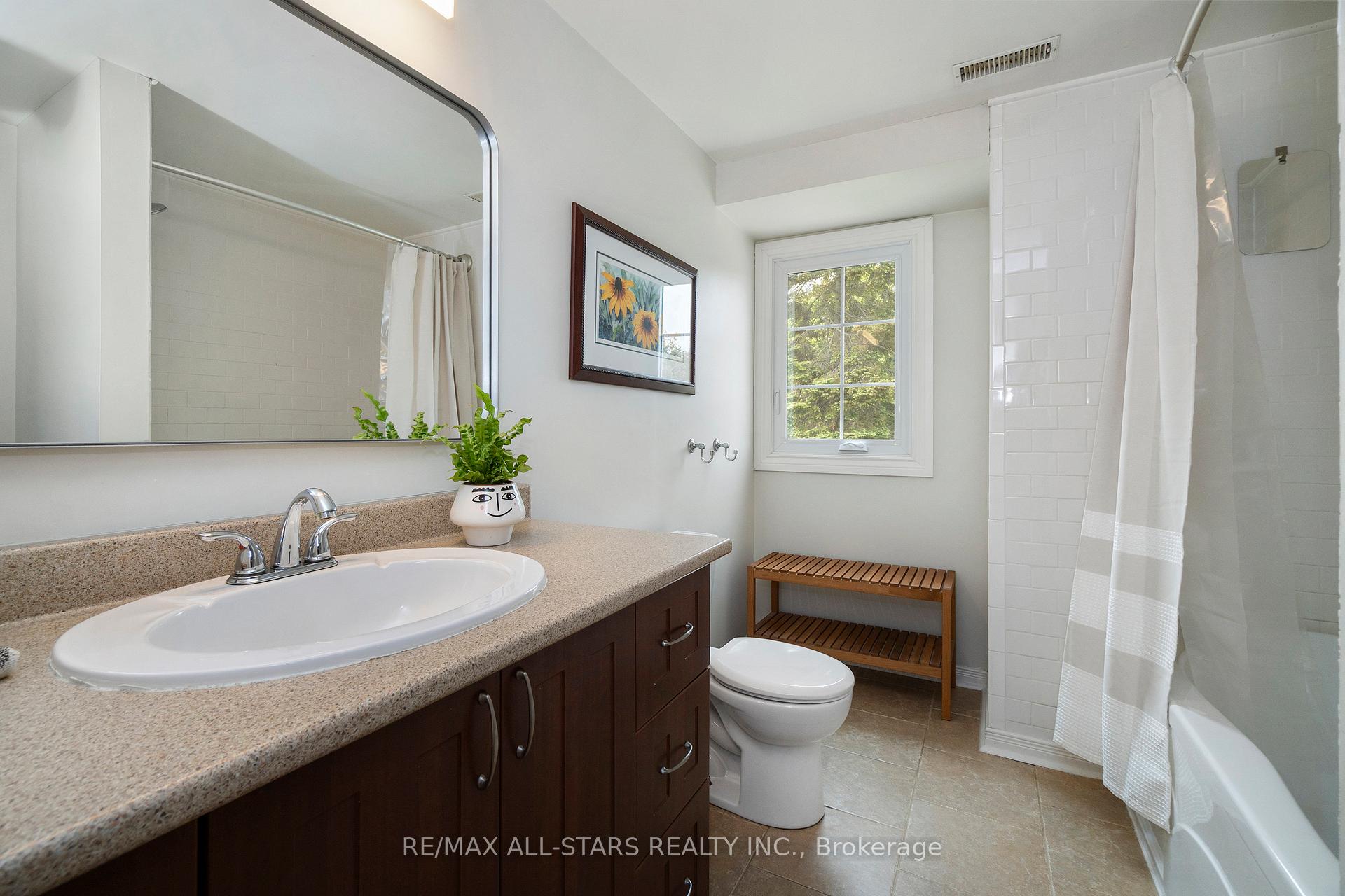 Photo 39 of 268 Currey Crescent, Newmarket, Central Newmarket — HOMEH