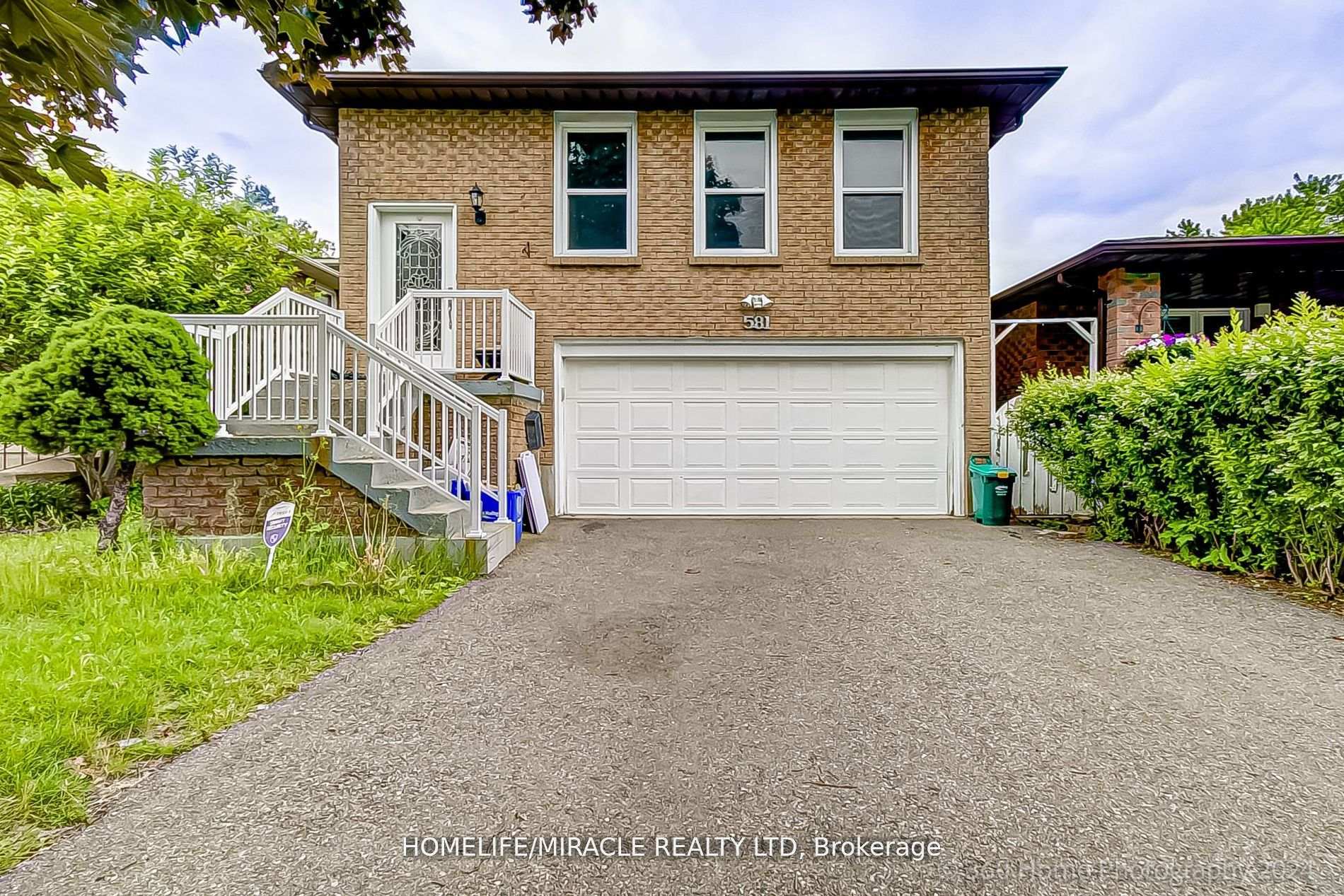 Front of 581 Hayward Crescent