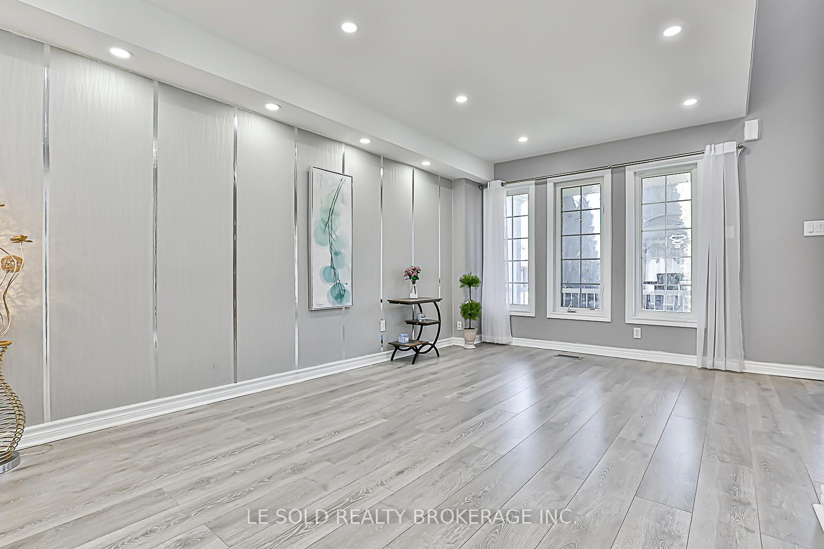 Photo 8 of 123 Flagstone Way, Newmarket, Woodland Hill — HOMEH