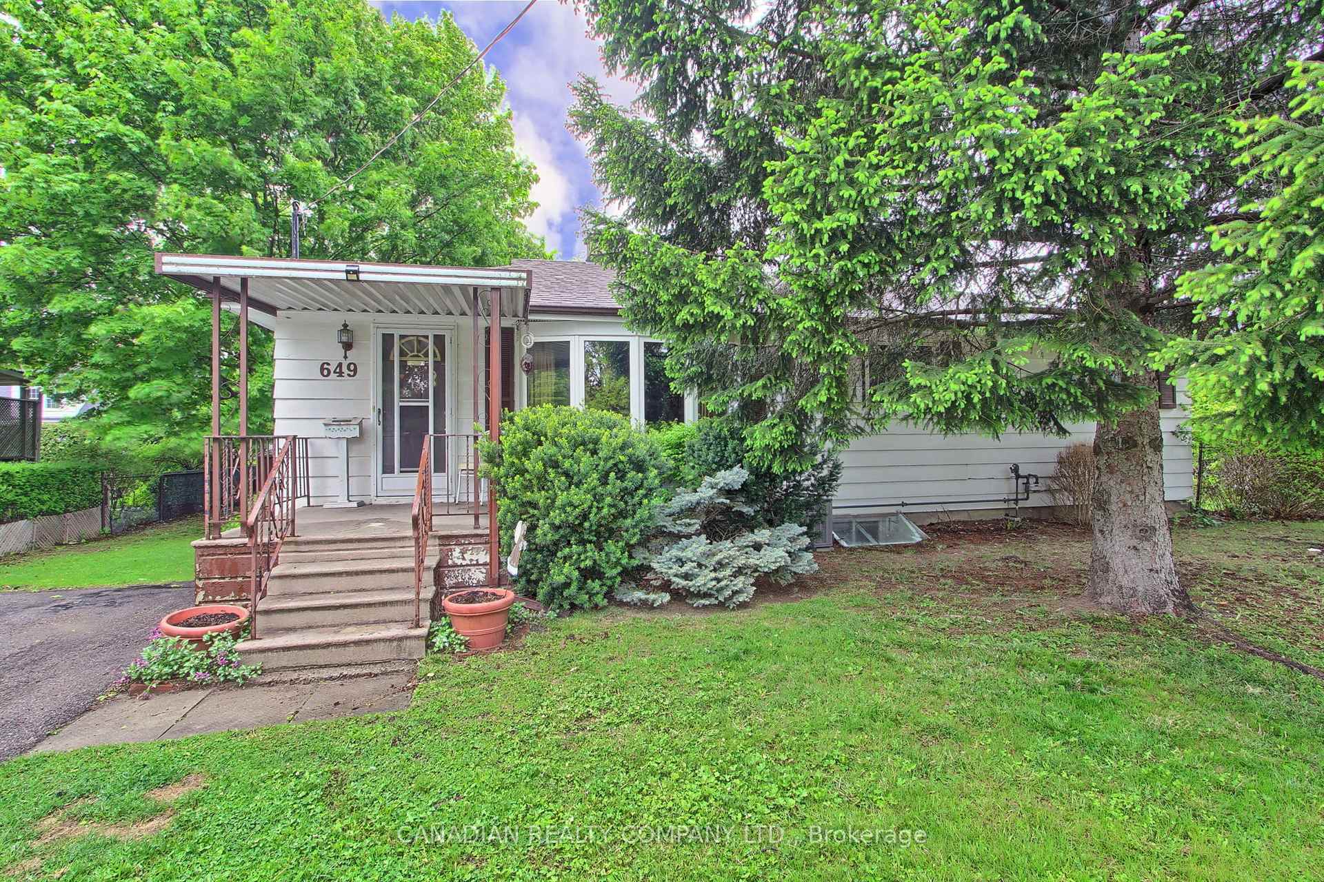 Photo 1 of 649 Queen's Crescent, Newmarket, Gorham-College Manor — HOMEH