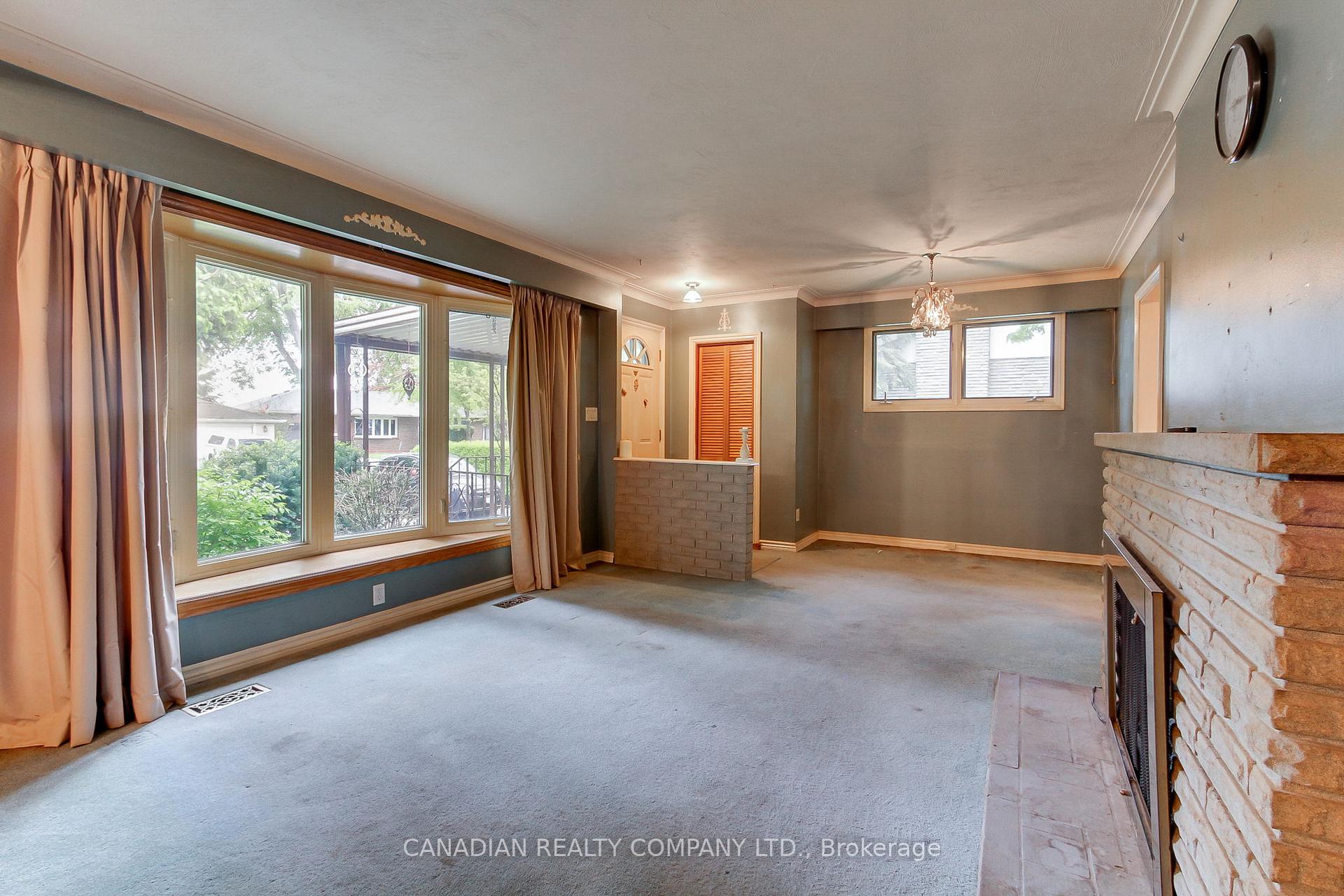 Photo 5 of 649 Queen's Crescent, Newmarket, Gorham-College Manor — HOMEH