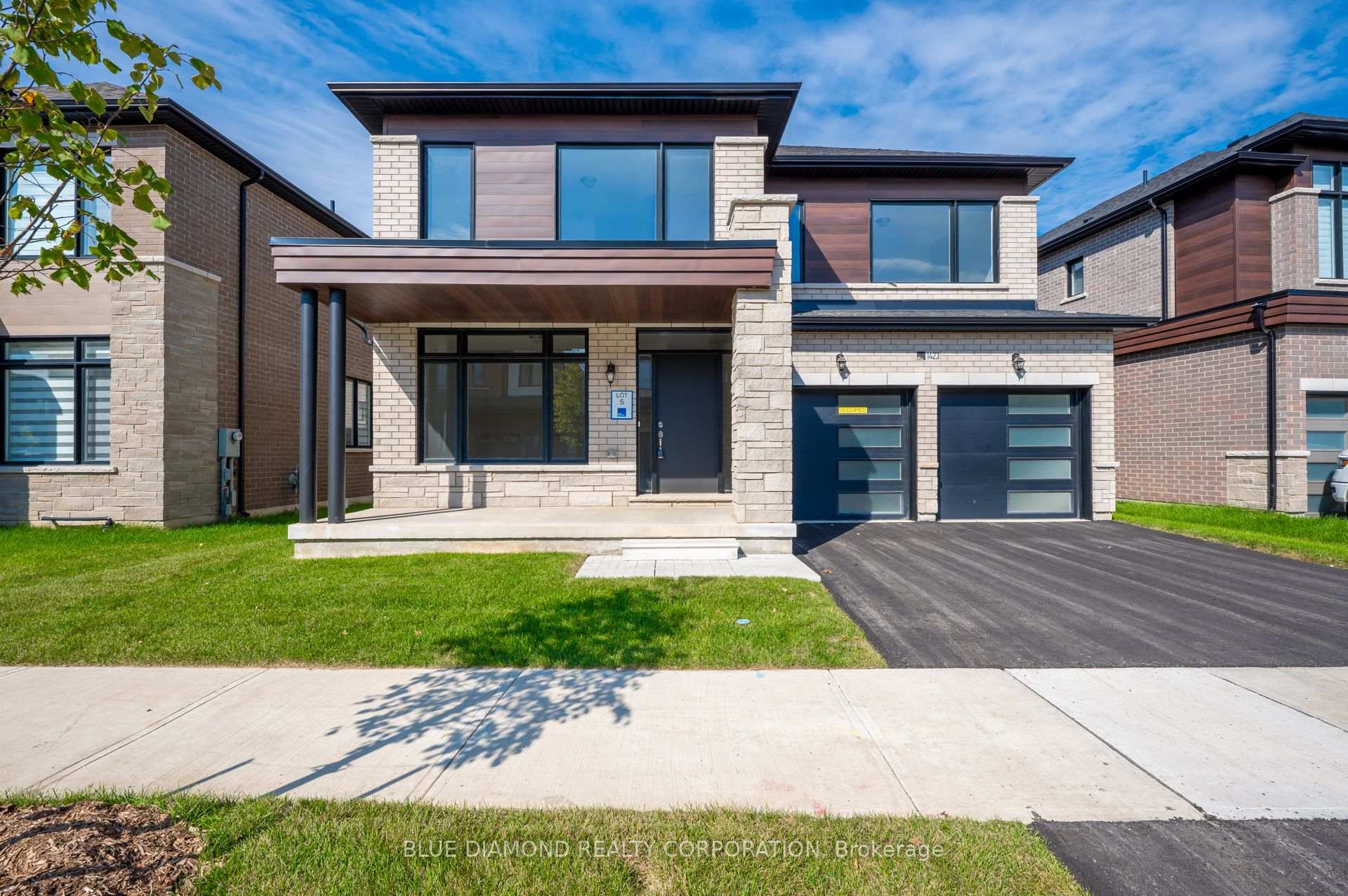 Front of 1423 Wellwood Terrace W