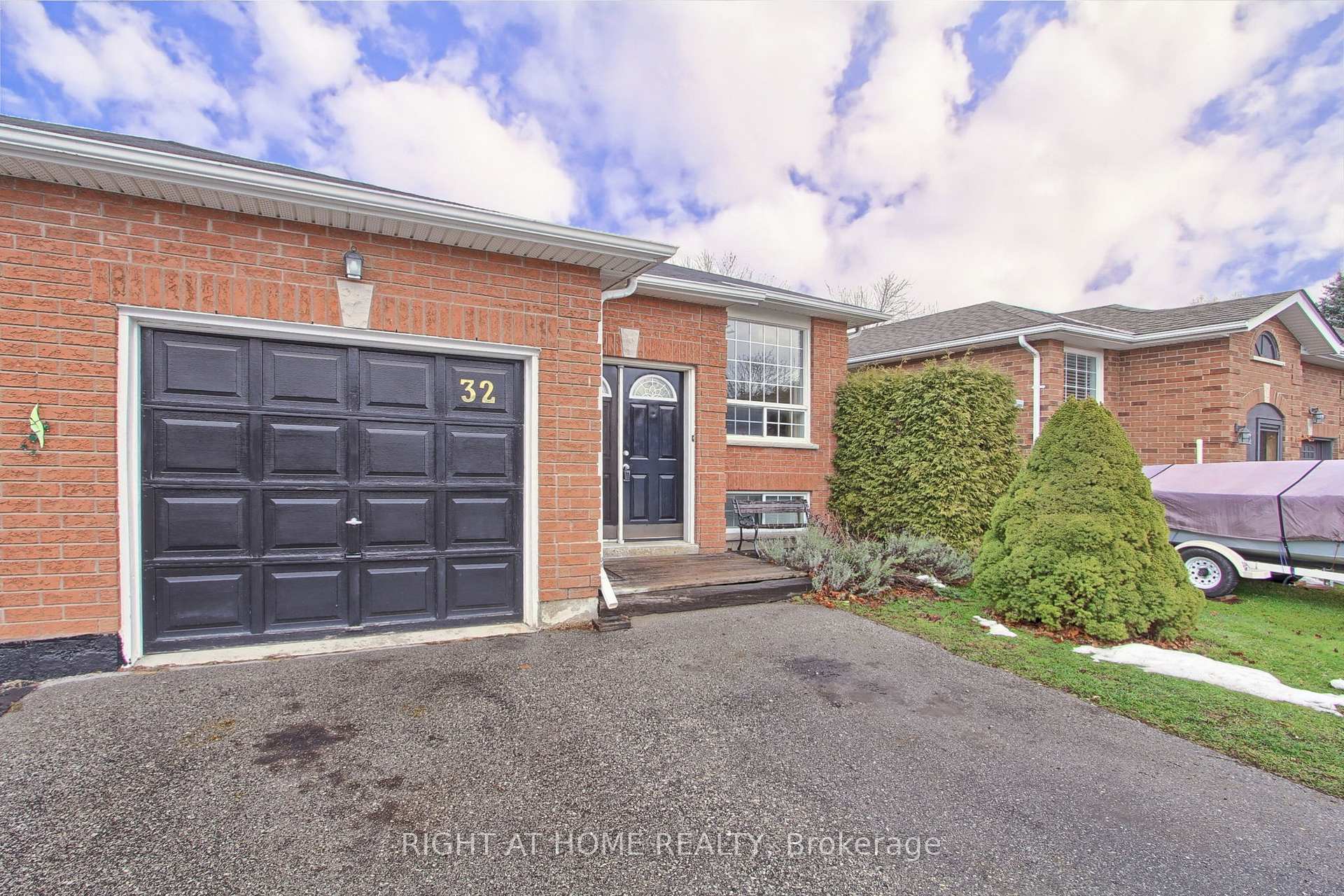 Photo 2 of 32 Kate Aitken Crescent, New Tecumseth, Beeton — HOMEH