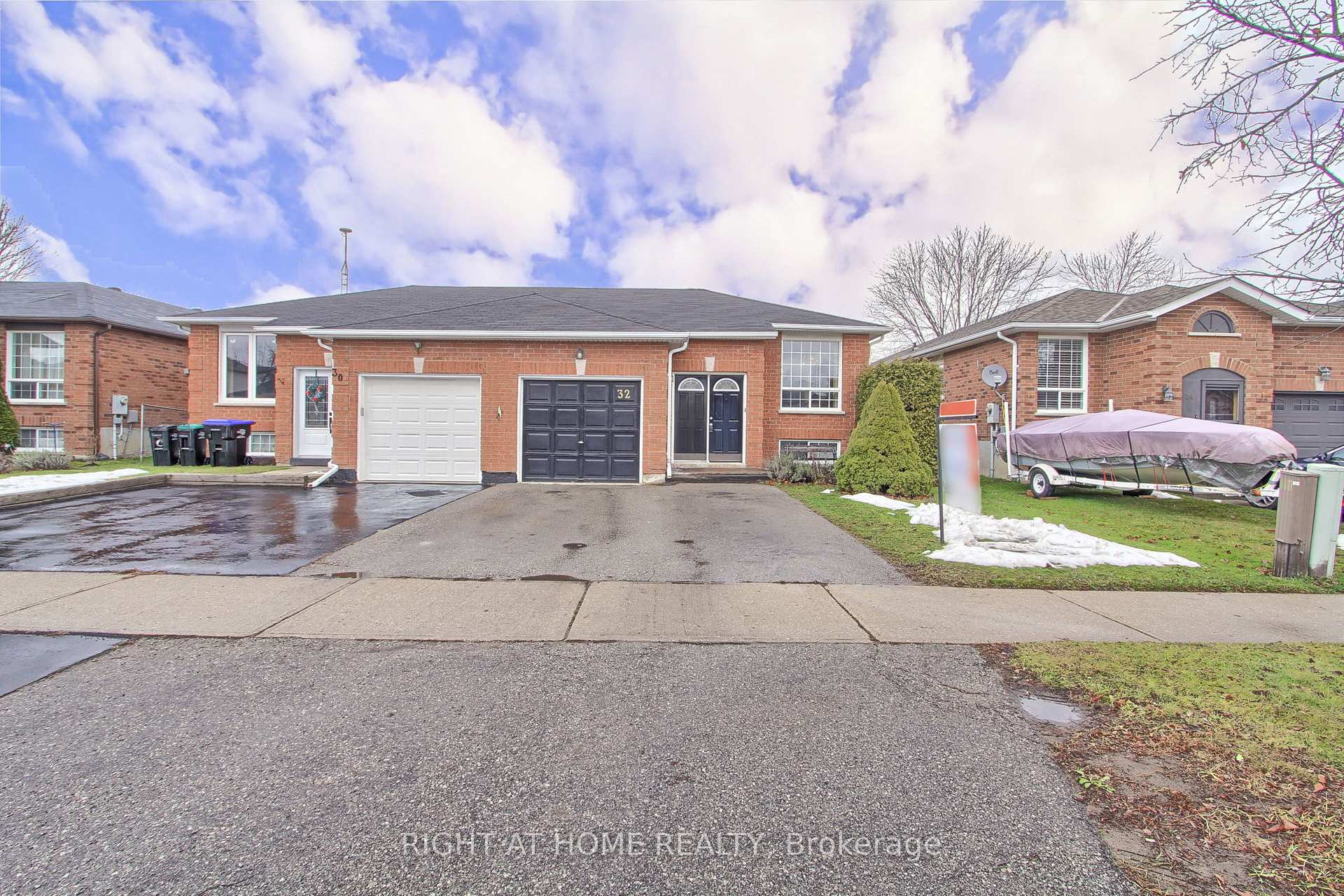 Photo 3 of 32 Kate Aitken Crescent, New Tecumseth, Beeton — HOMEH