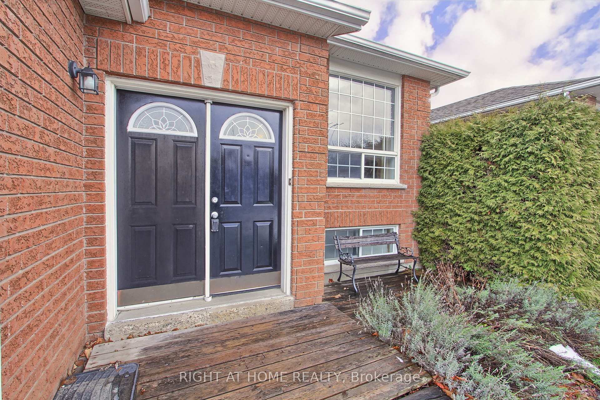 Photo 4 of 32 Kate Aitken Crescent, New Tecumseth, Beeton — HOMEH