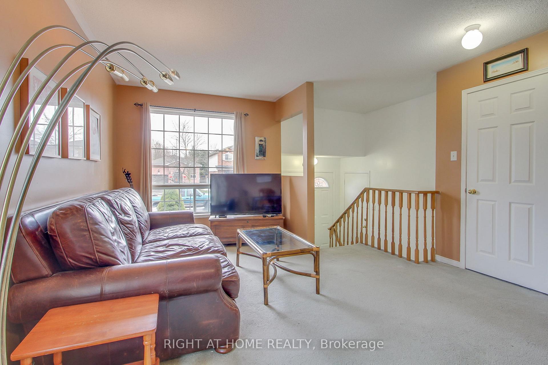 Photo 5 of 32 Kate Aitken Crescent, New Tecumseth, Beeton — HOMEH