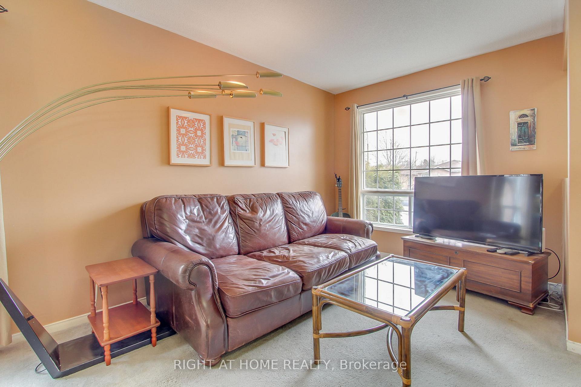 Photo 6 of 32 Kate Aitken Crescent, New Tecumseth, Beeton — HOMEH
