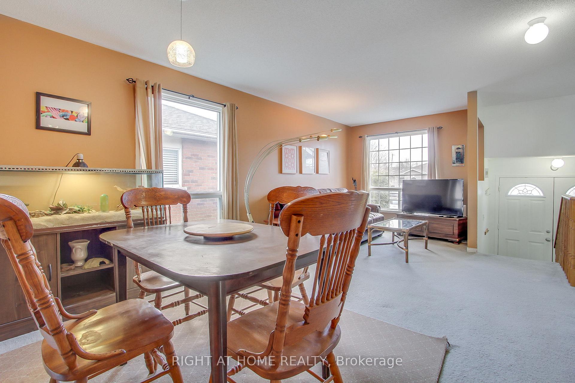 Photo 9 of 32 Kate Aitken Crescent, New Tecumseth, Beeton — HOMEH