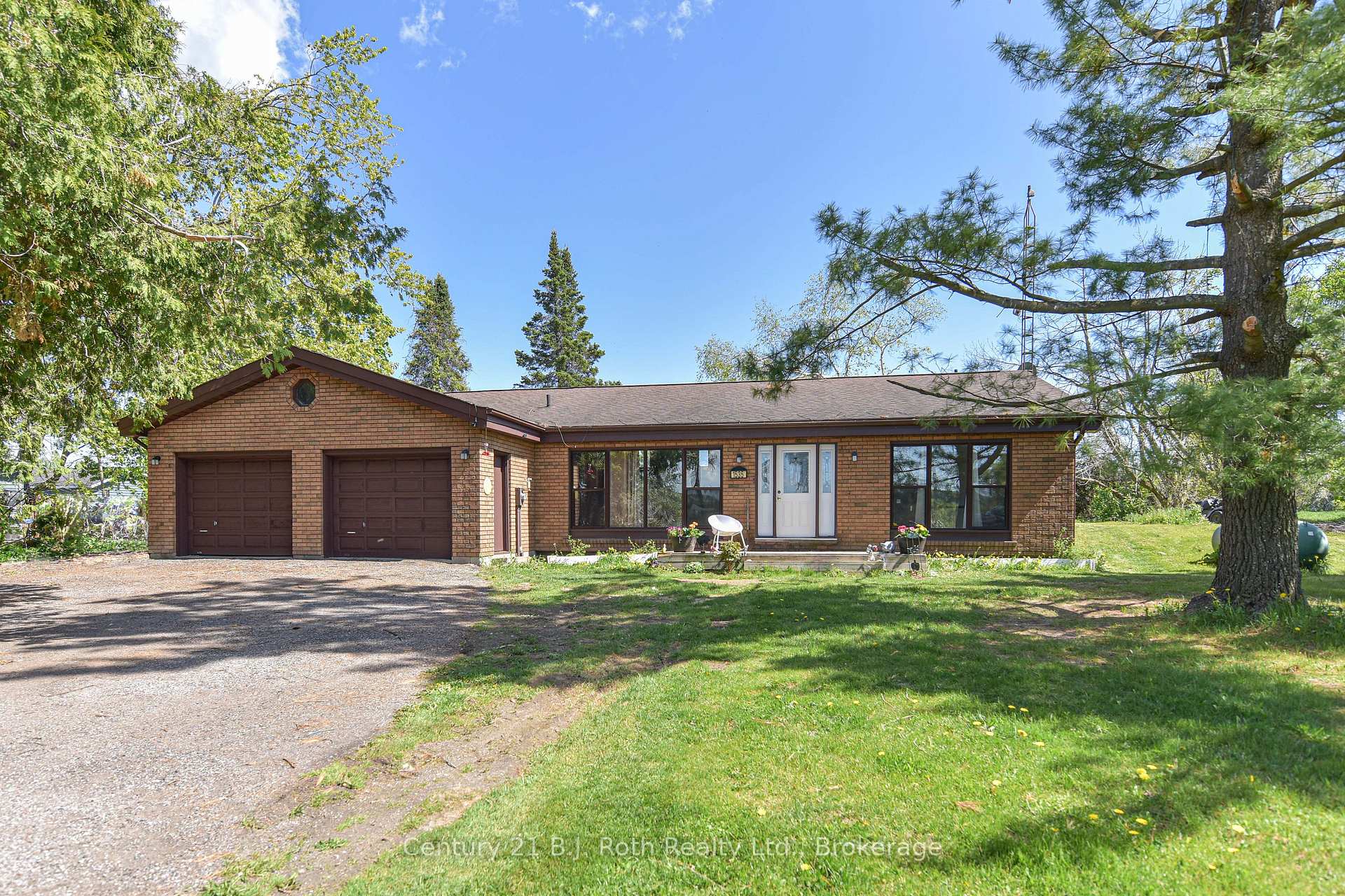 Front of 1535 15/16 Side Road E