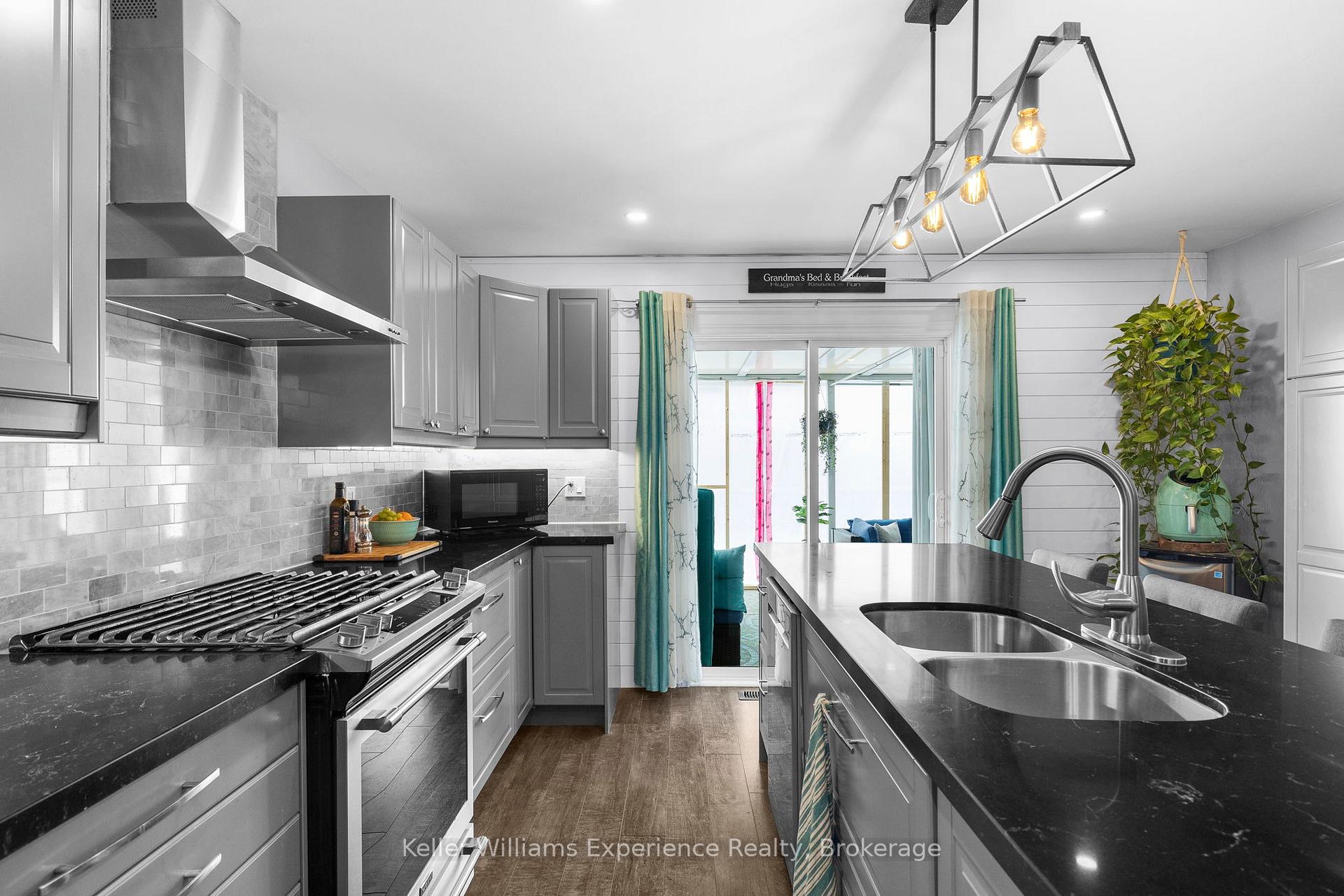 Photo 3 of 379 Regent Street, Orillia — HOMEH