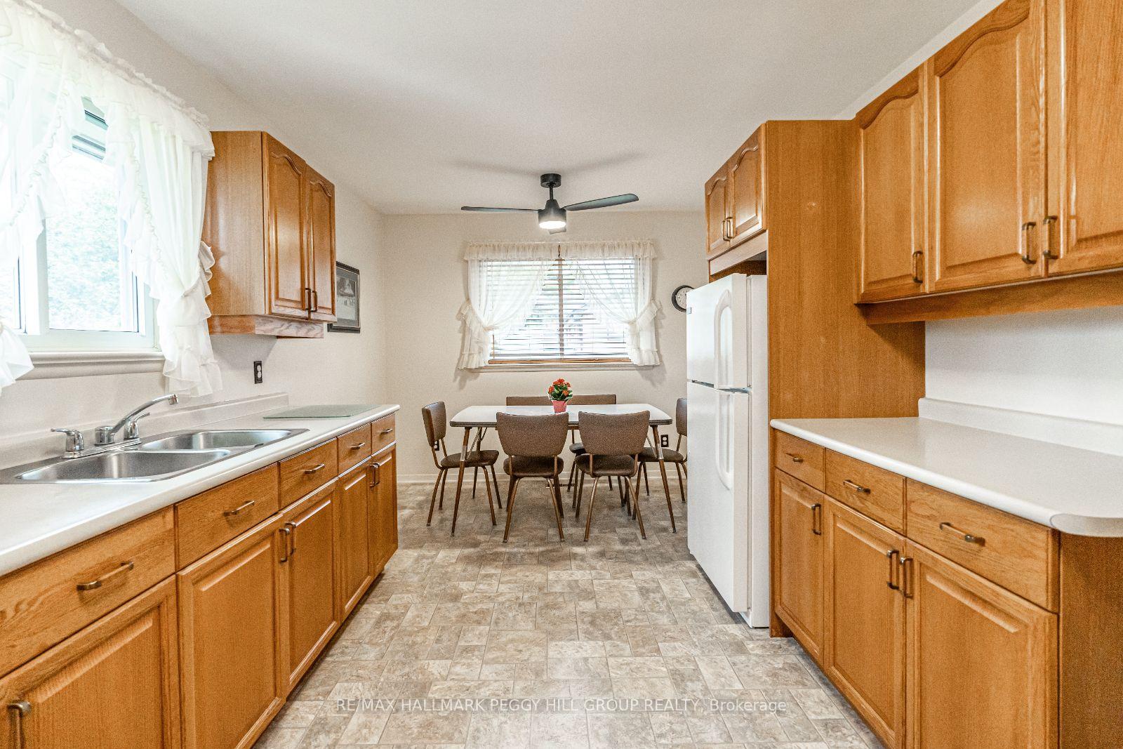 Photo 5 of 18 Calverley Street, Orillia — HOMEH