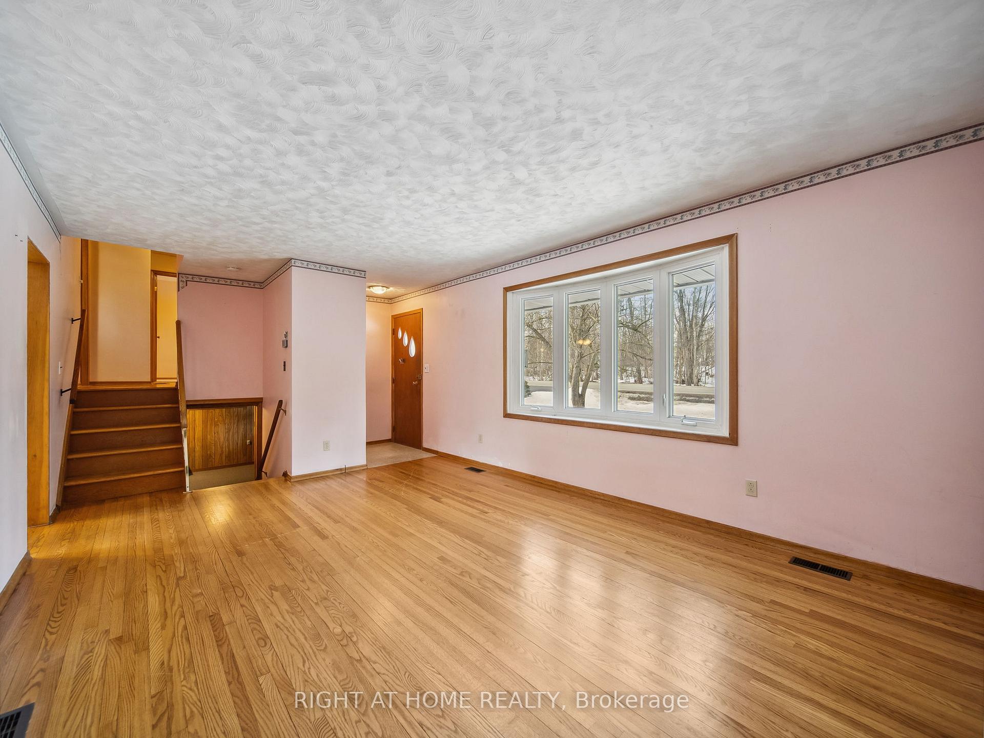 Photo 4 of 562 Drinkwater Drive, Orillia — HOMEH