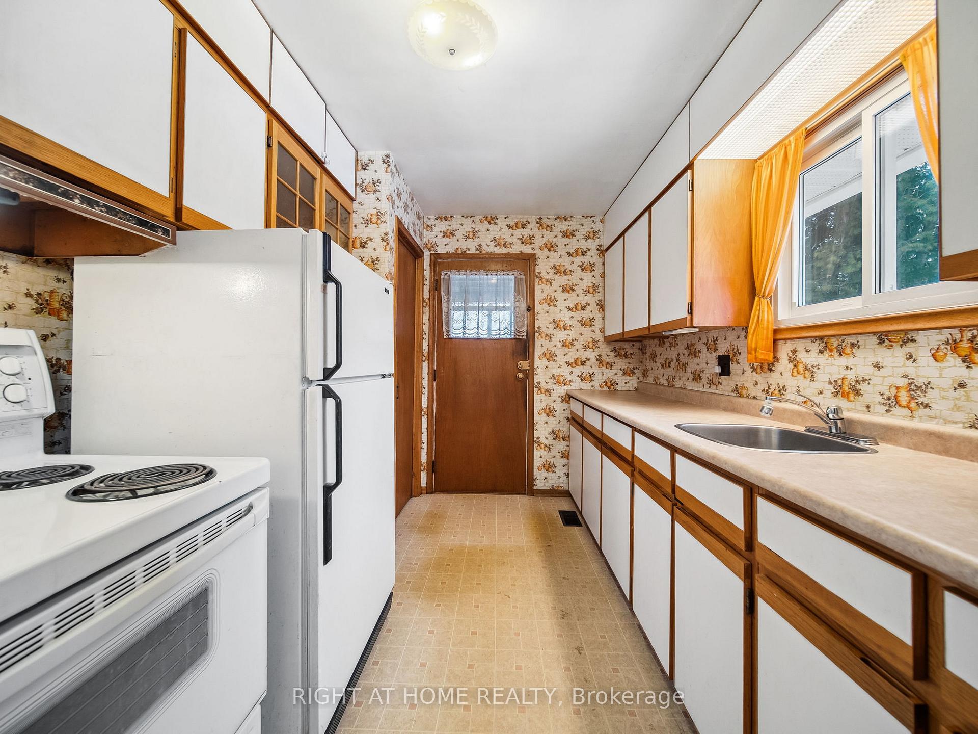 Photo 8 of 562 Drinkwater Drive, Orillia — HOMEH