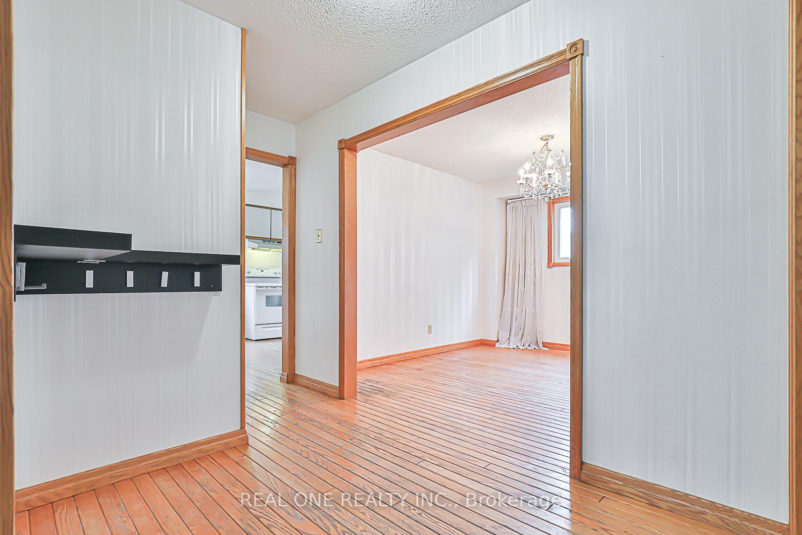 Photo 6 of 120 Lowe Boulevard, Newmarket, Huron Heights-Leslie Valley — HOMEH