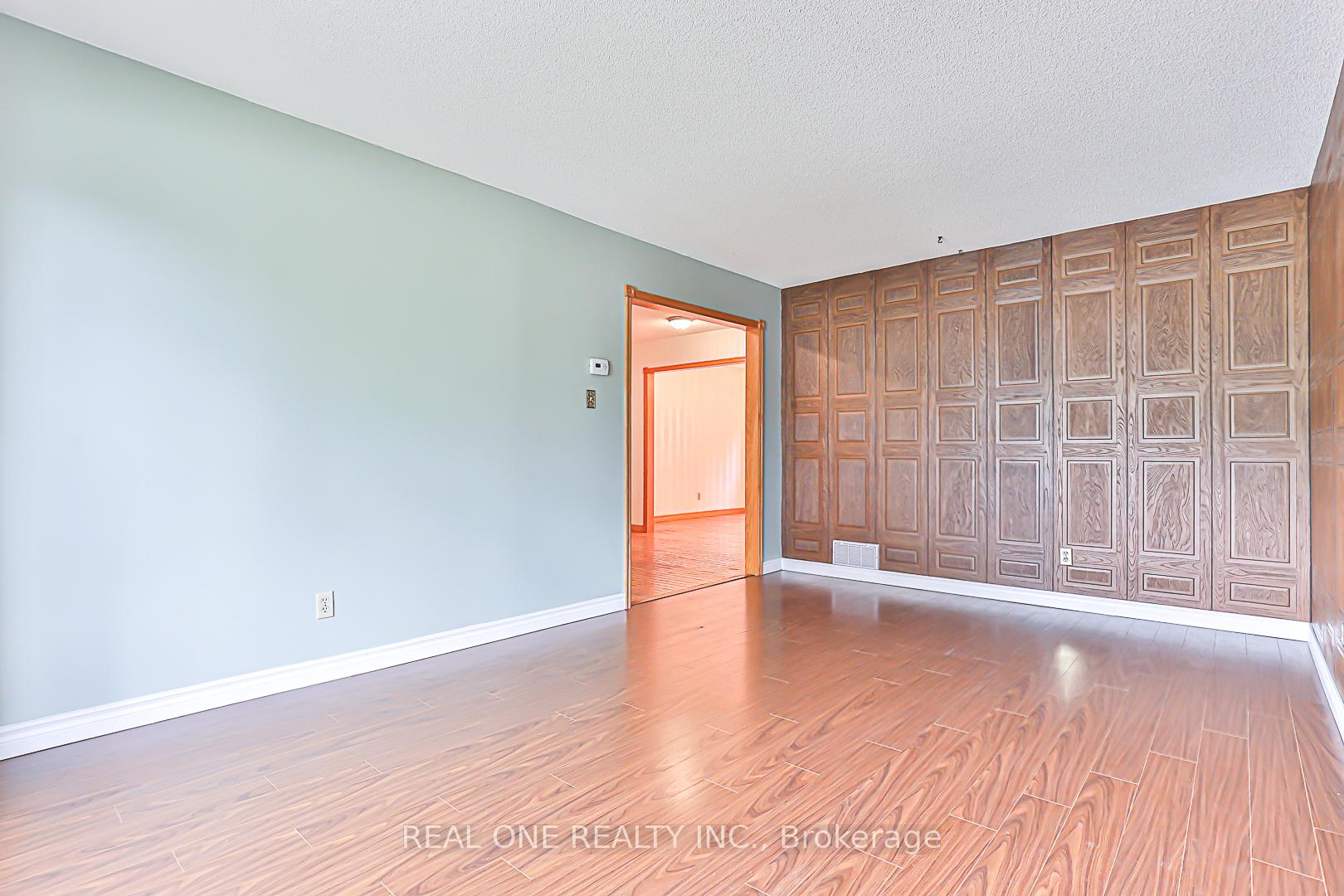 Photo 8 of 120 Lowe Boulevard, Newmarket, Huron Heights-Leslie Valley — HOMEH