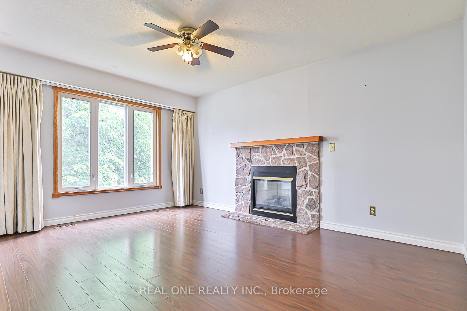 Photo 9 of 120 Lowe Boulevard, Newmarket, Huron Heights-Leslie Valley — HOMEH