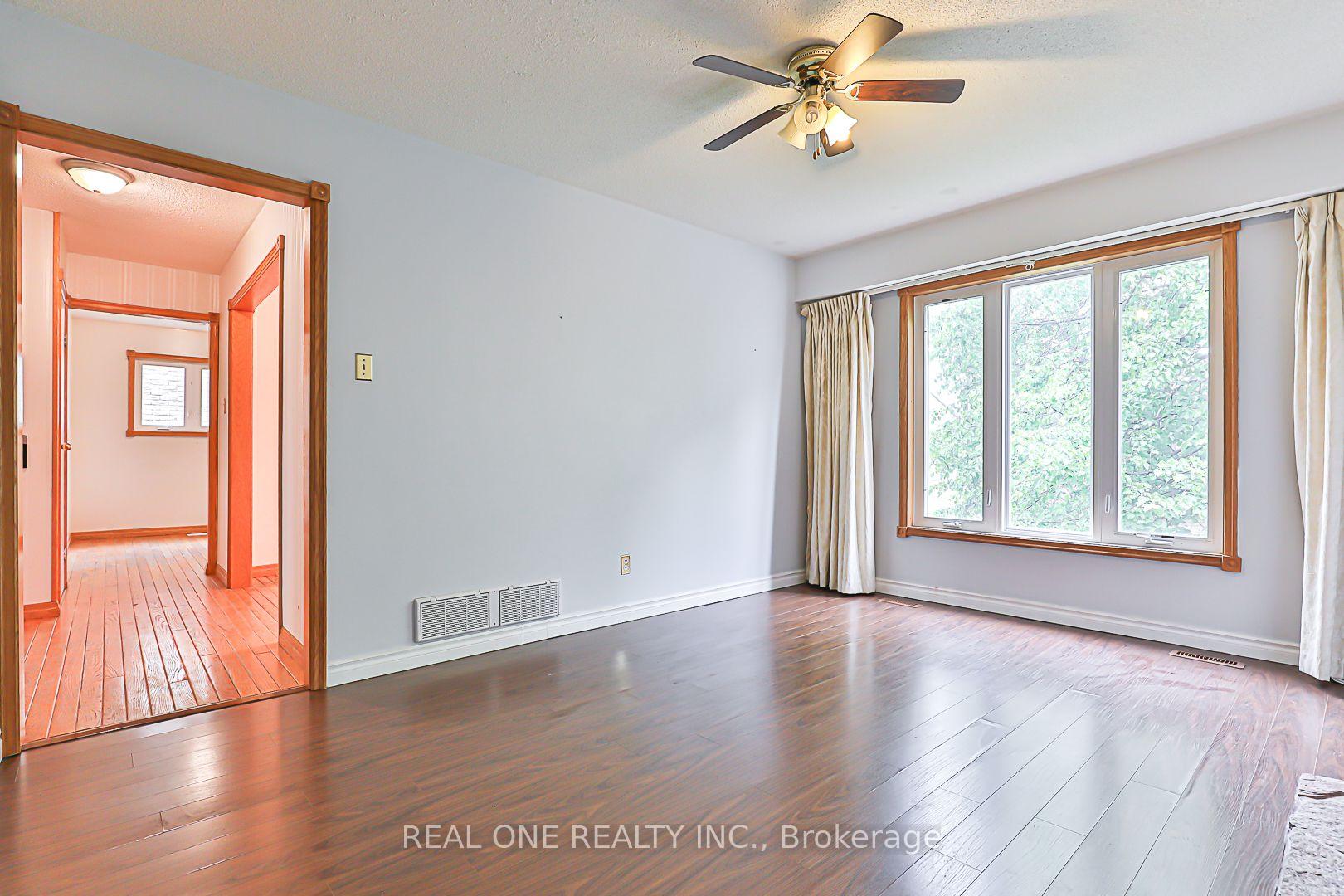 Photo 10 of 120 Lowe Boulevard, Newmarket, Huron Heights-Leslie Valley — HOMEH