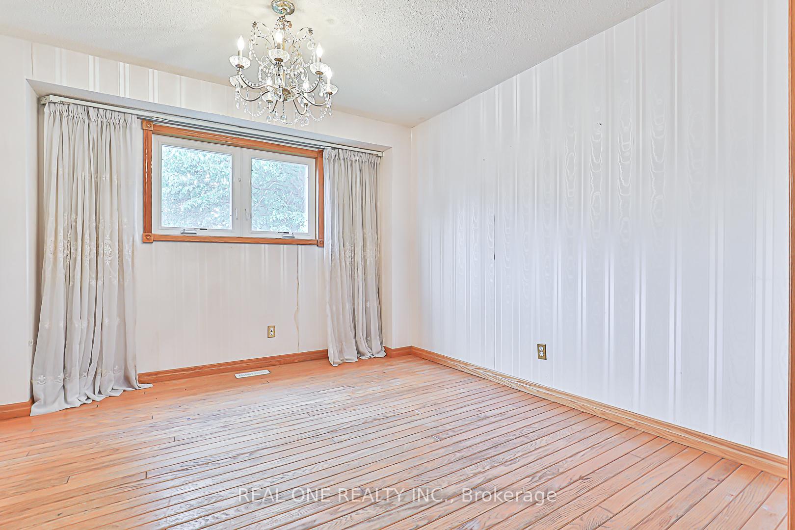 Photo 12 of 120 Lowe Boulevard, Newmarket, Huron Heights-Leslie Valley — HOMEH