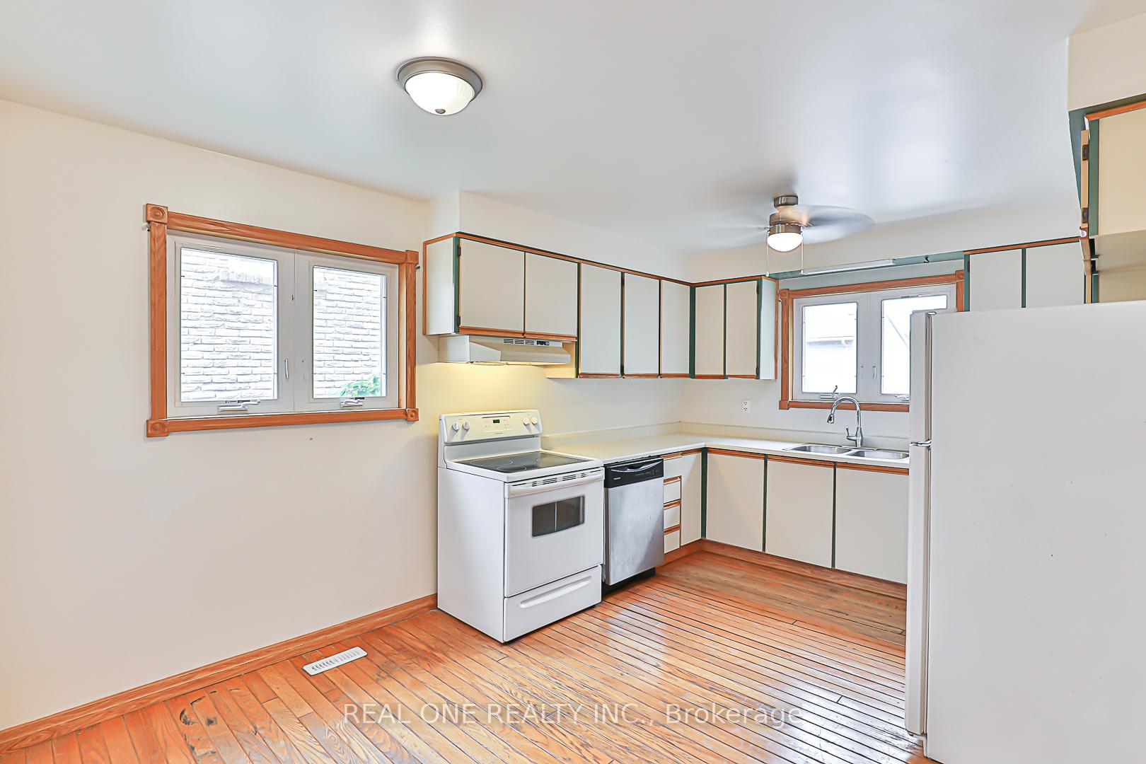 Photo 13 of 120 Lowe Boulevard, Newmarket, Huron Heights-Leslie Valley — HOMEH