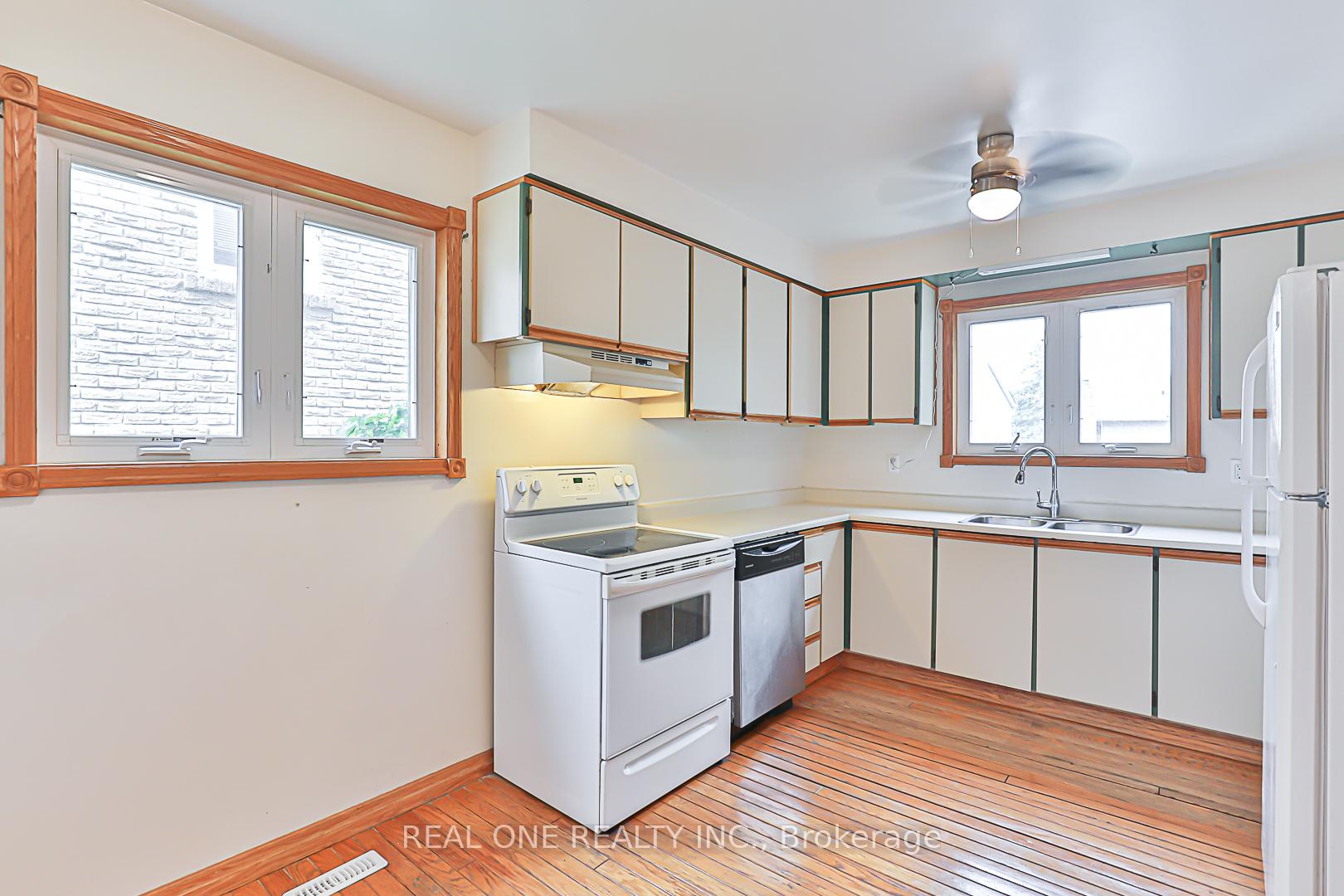 Photo 14 of 120 Lowe Boulevard, Newmarket, Huron Heights-Leslie Valley — HOMEH