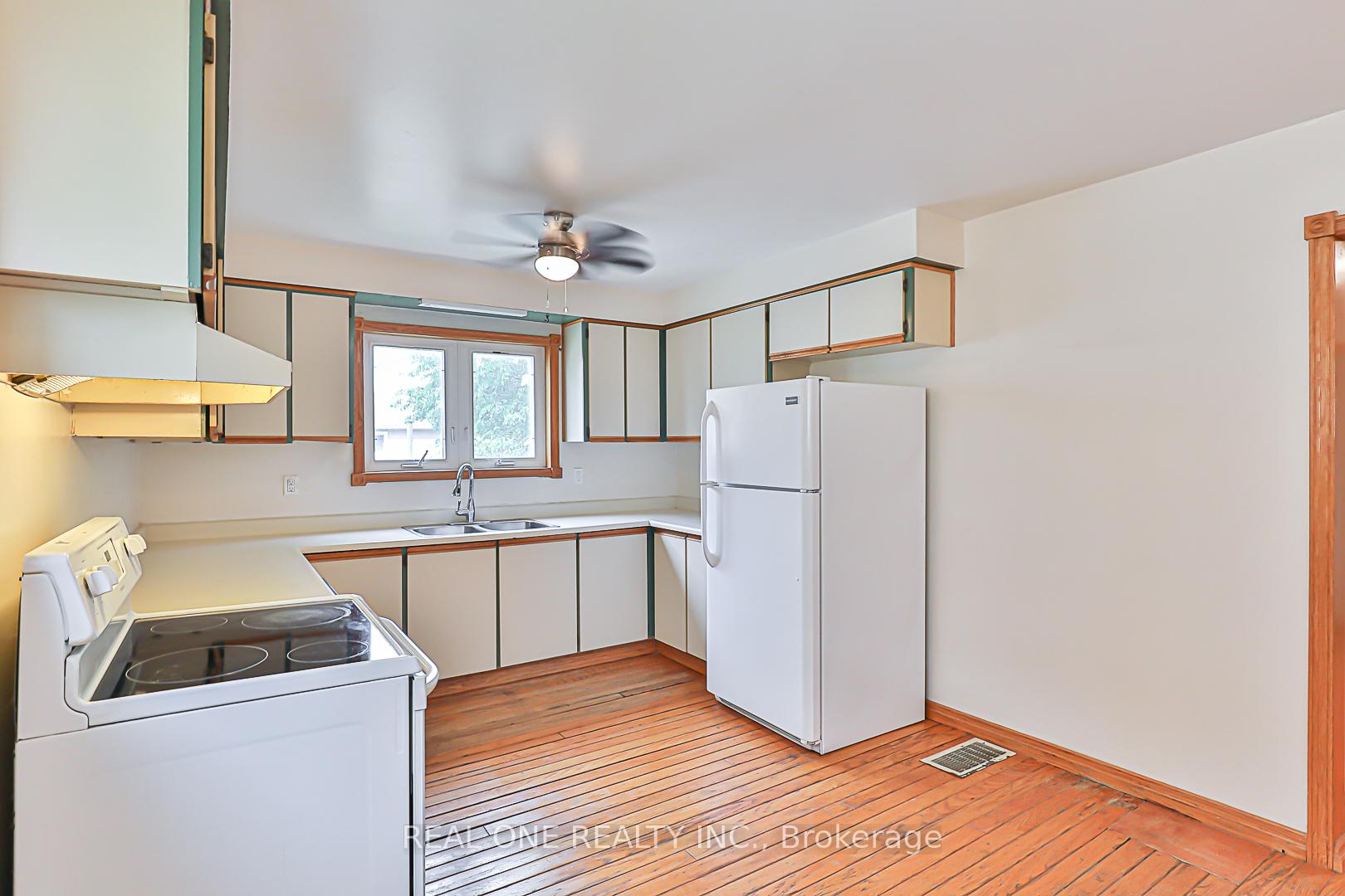Photo 15 of 120 Lowe Boulevard, Newmarket, Huron Heights-Leslie Valley — HOMEH