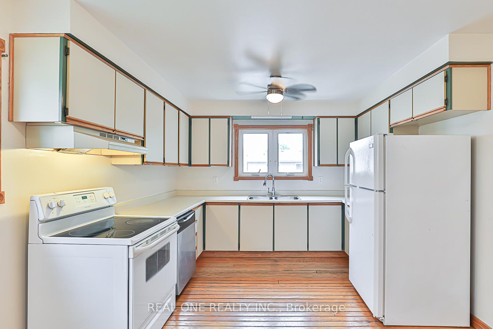 Photo 16 of 120 Lowe Boulevard, Newmarket, Huron Heights-Leslie Valley — HOMEH