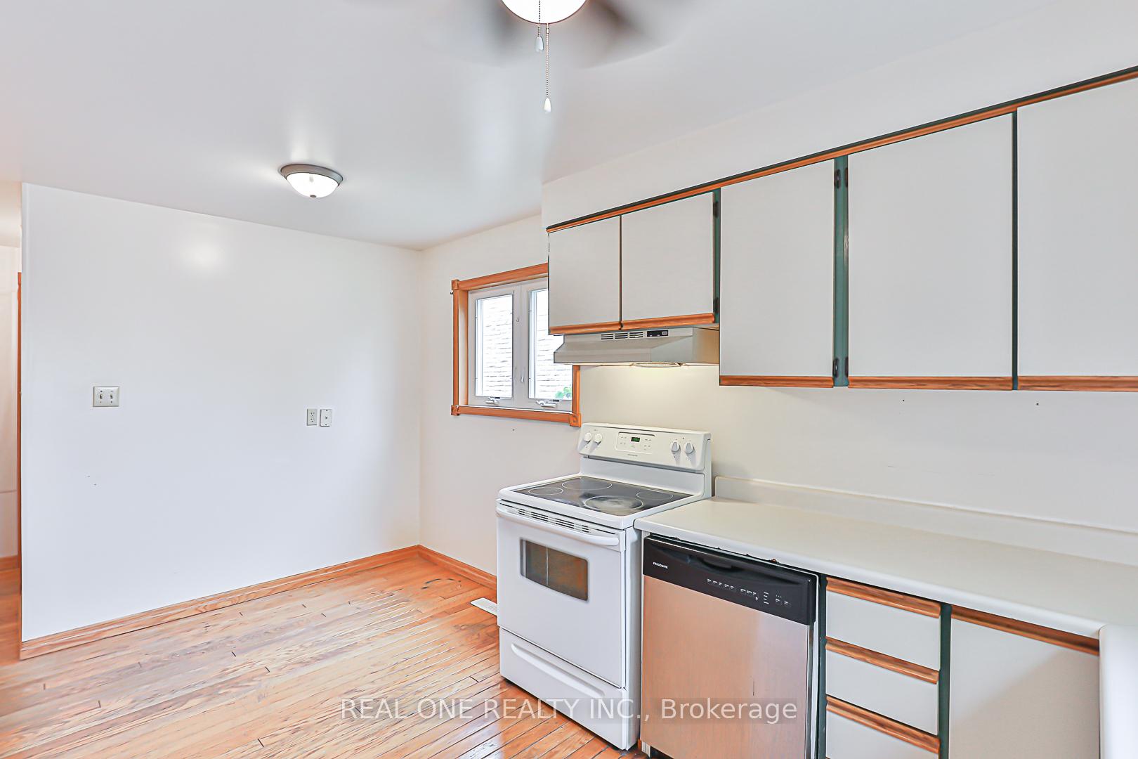 Photo 17 of 120 Lowe Boulevard, Newmarket, Huron Heights-Leslie Valley — HOMEH
