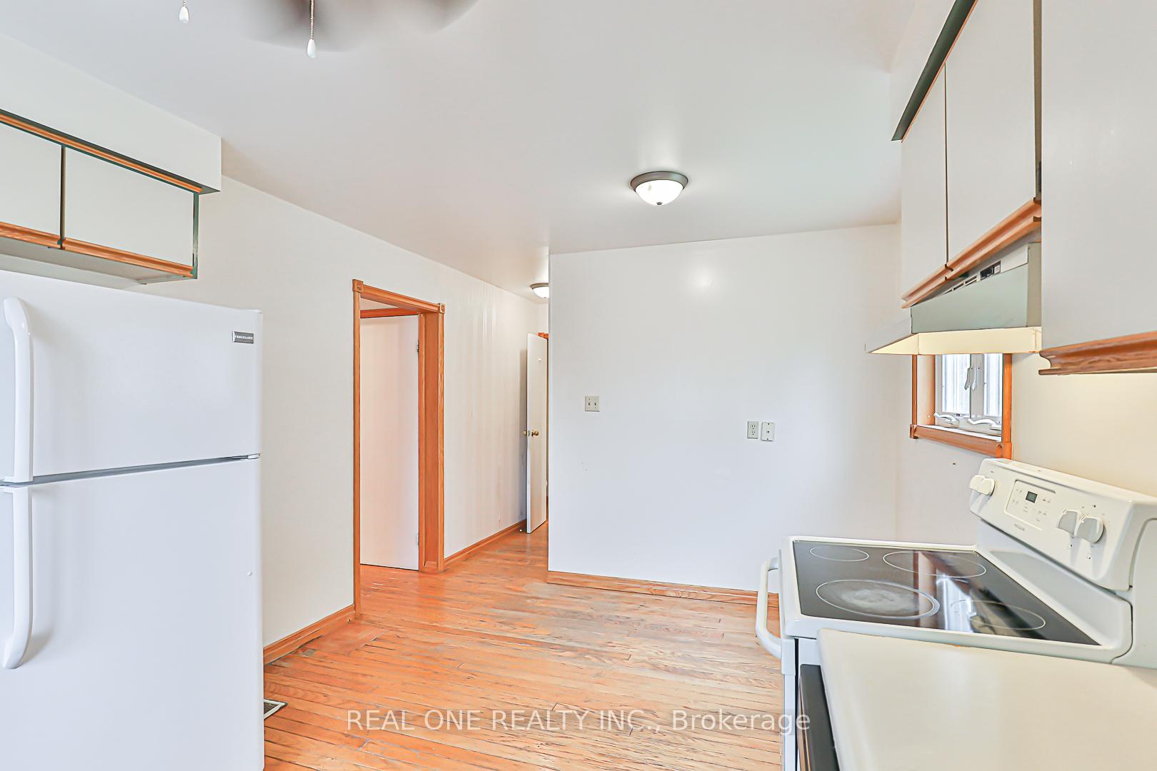 Photo 18 of 120 Lowe Boulevard, Newmarket, Huron Heights-Leslie Valley — HOMEH