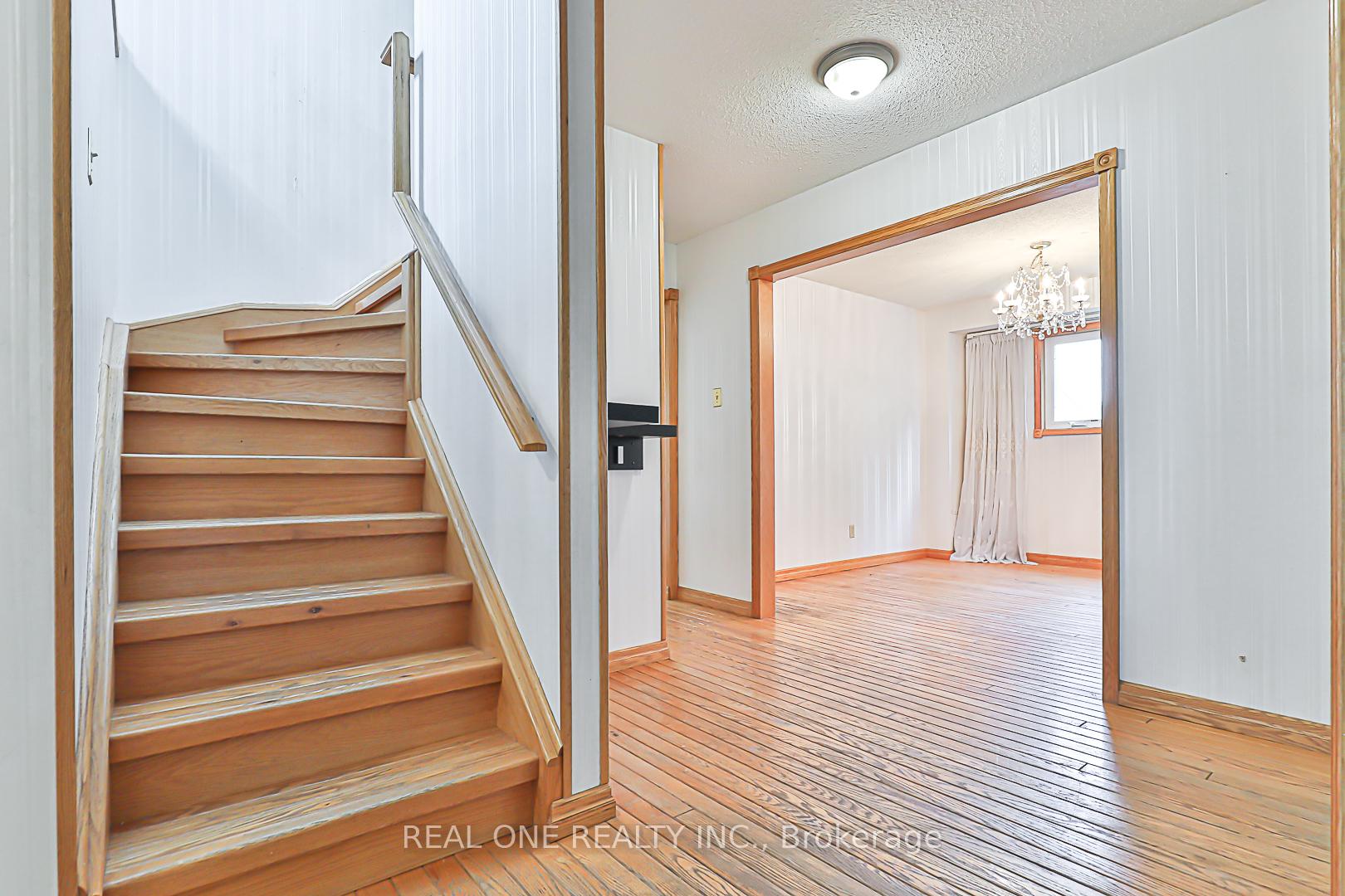 Photo 23 of 120 Lowe Boulevard, Newmarket, Huron Heights-Leslie Valley — HOMEH
