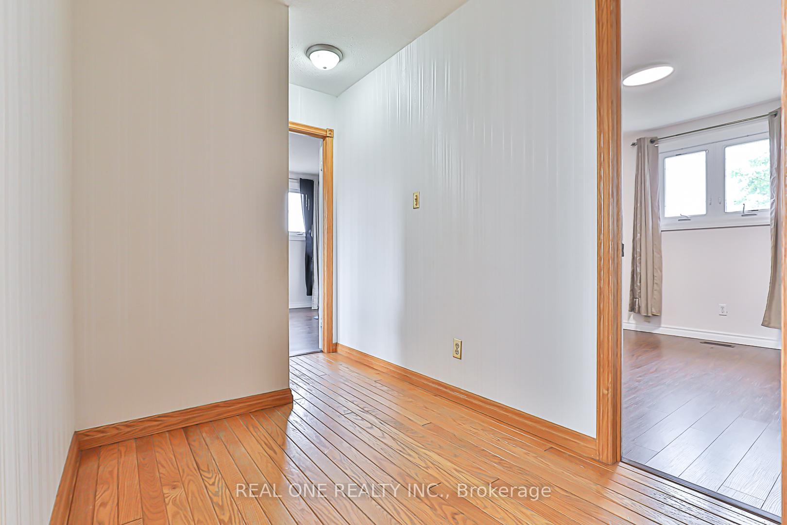 Photo 24 of 120 Lowe Boulevard, Newmarket, Huron Heights-Leslie Valley — HOMEH