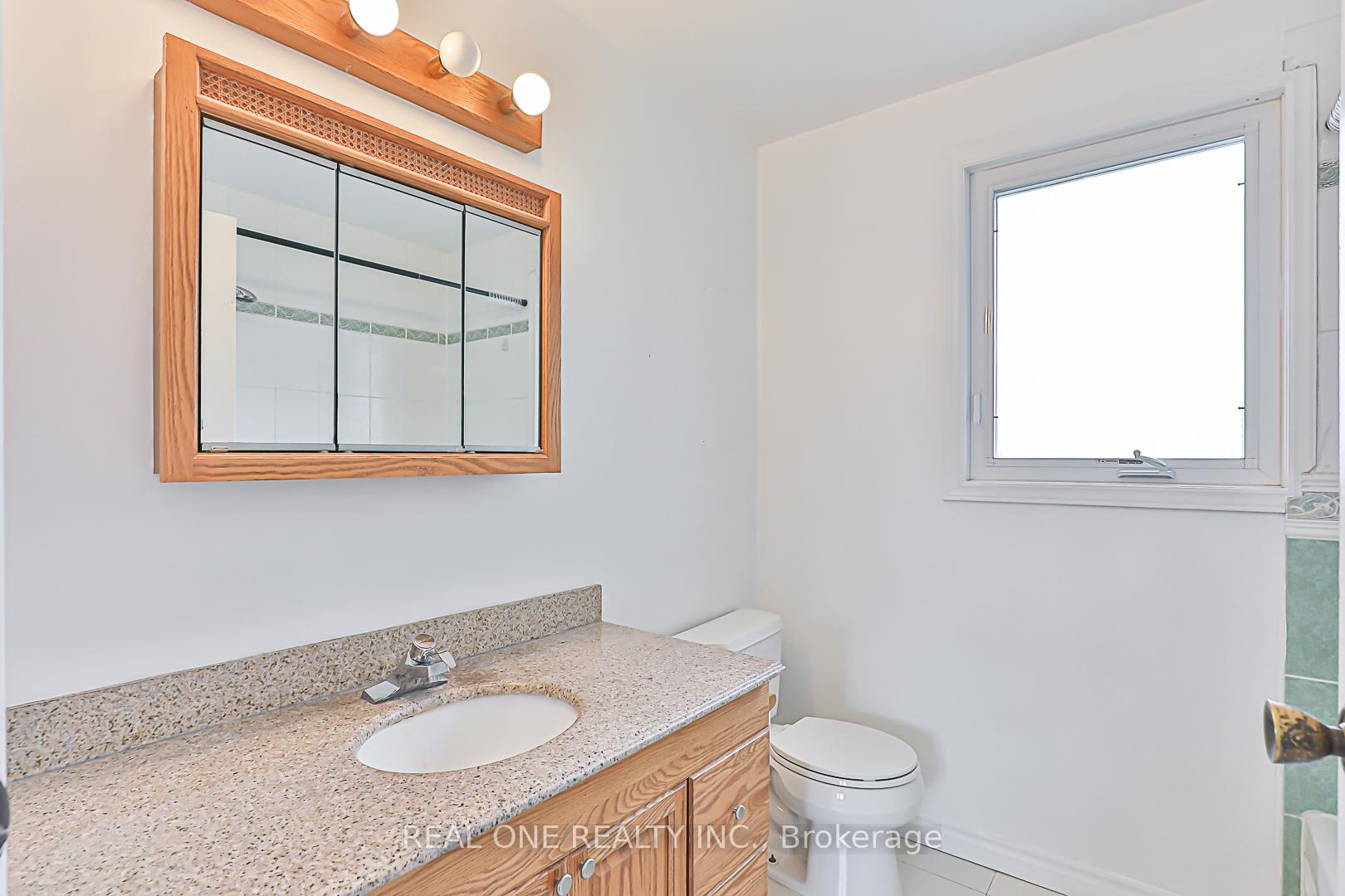 Photo 30 of 120 Lowe Boulevard, Newmarket, Huron Heights-Leslie Valley — HOMEH