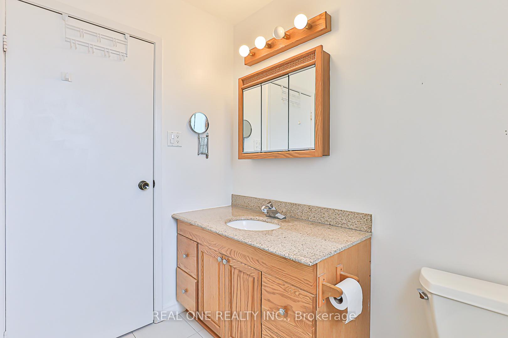 Photo 31 of 120 Lowe Boulevard, Newmarket, Huron Heights-Leslie Valley — HOMEH