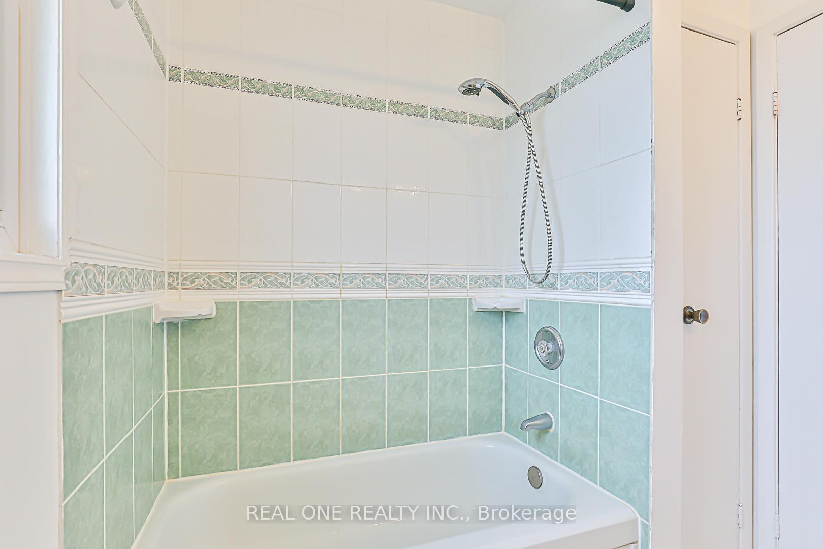 Photo 32 of 120 Lowe Boulevard, Newmarket, Huron Heights-Leslie Valley — HOMEH